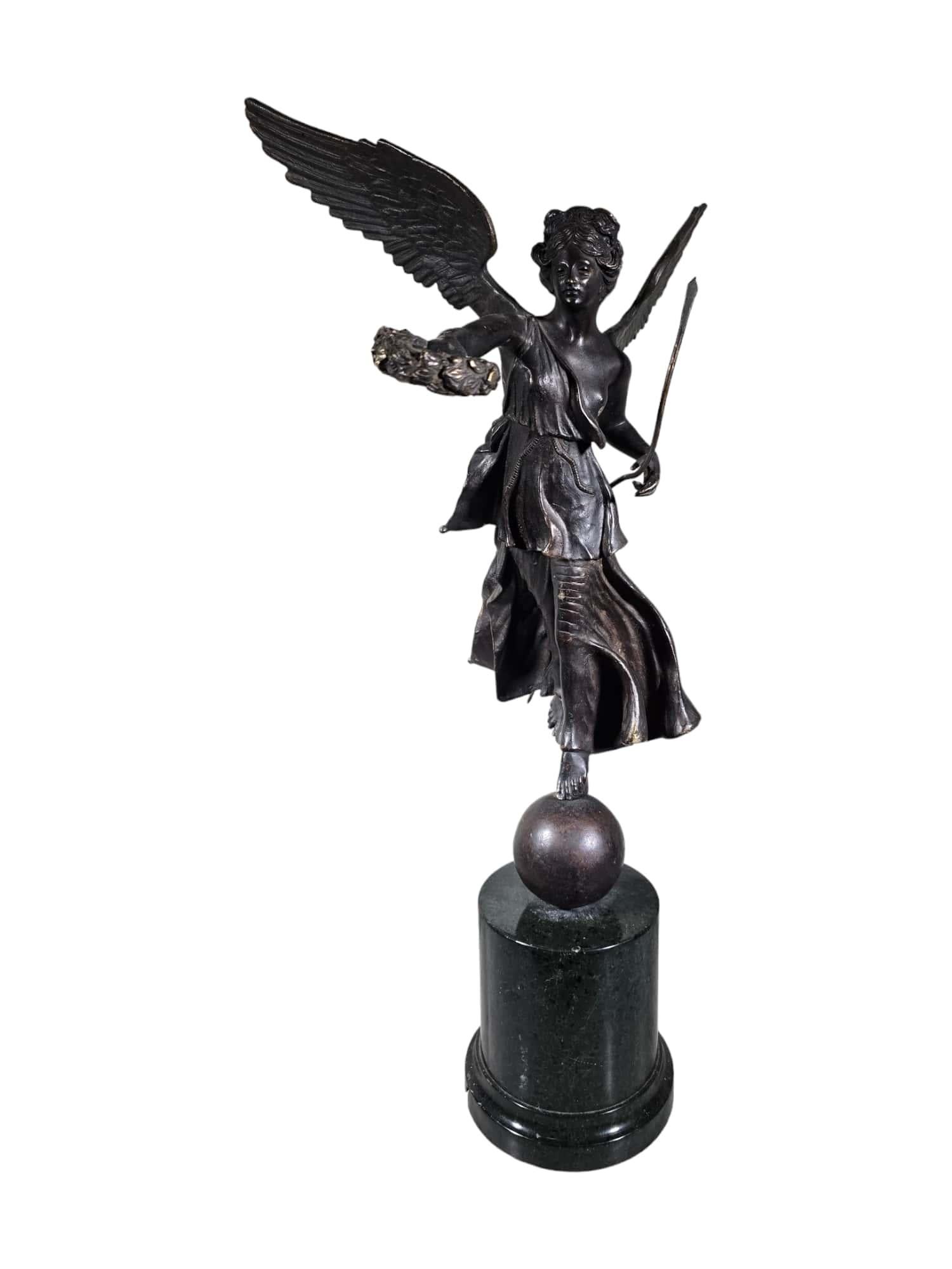 Sculpture en bronze - Victorie ailée de l'ère du Grand Tour en vente 4