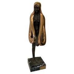 Bronzeskulptur einer nackten Frau aus Bronze mit goldenem Dekor auf Marbelsockel mit dem Titel Libelula