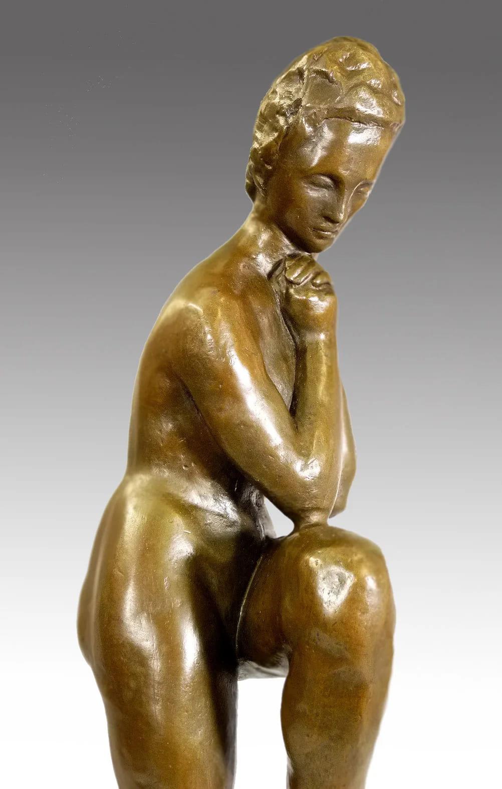 Scultura in bronzo, Ragazza con gamba appoggiata. In bronzo, la giovane ragazza appoggia un piede su una forma rialzata, con il mento appoggiato sulla mano - un gesto di tranquilla riflessione.

Contattaci prima di ordinare per confermare la