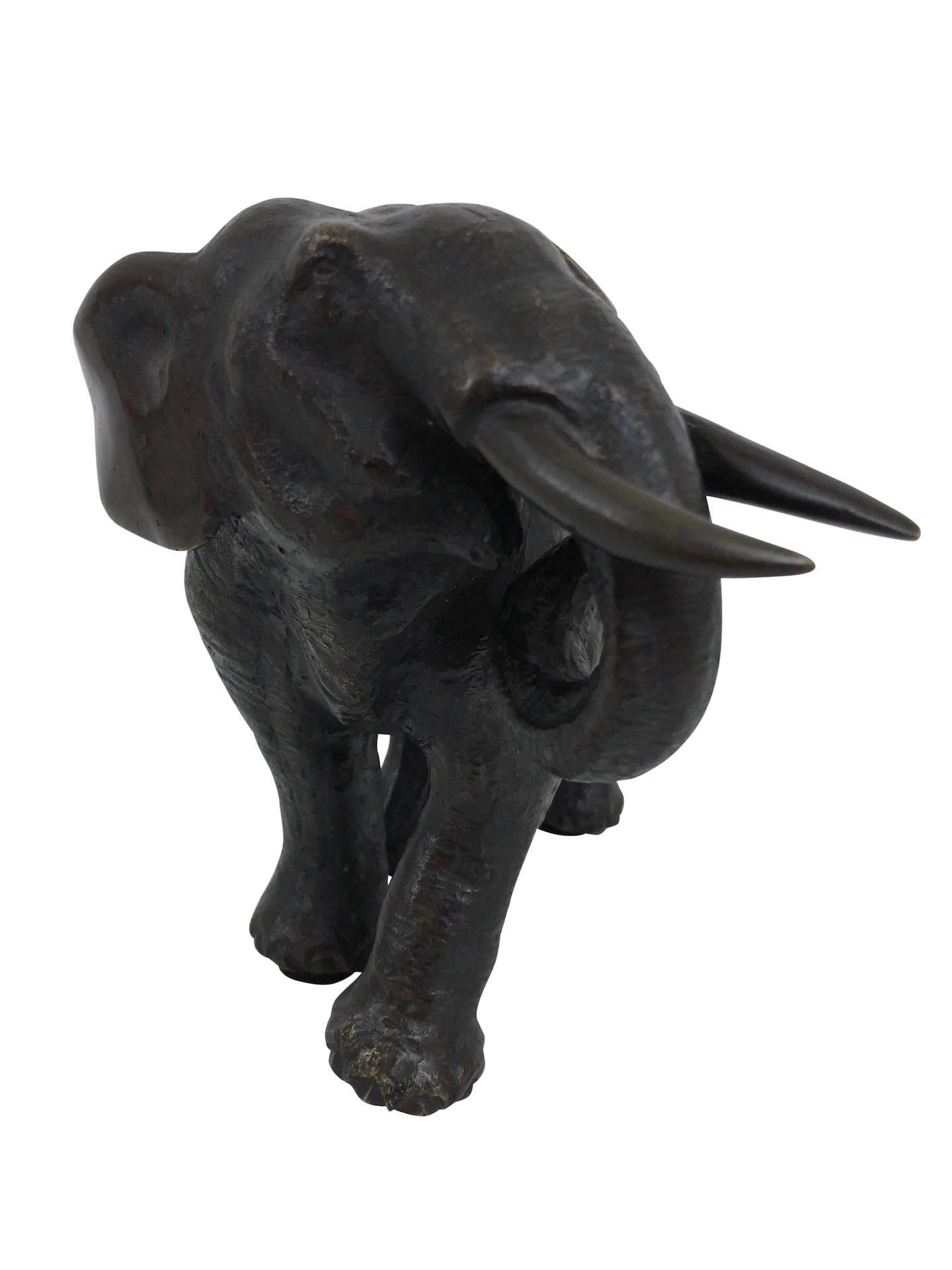 Bronzeskulptur, Elefant, Asien, um 1900
Bronze mit originaler Patina

Abmessungen:
Breite 20 cm
Höhe 15,5 cm
Tiefe 13 cm.