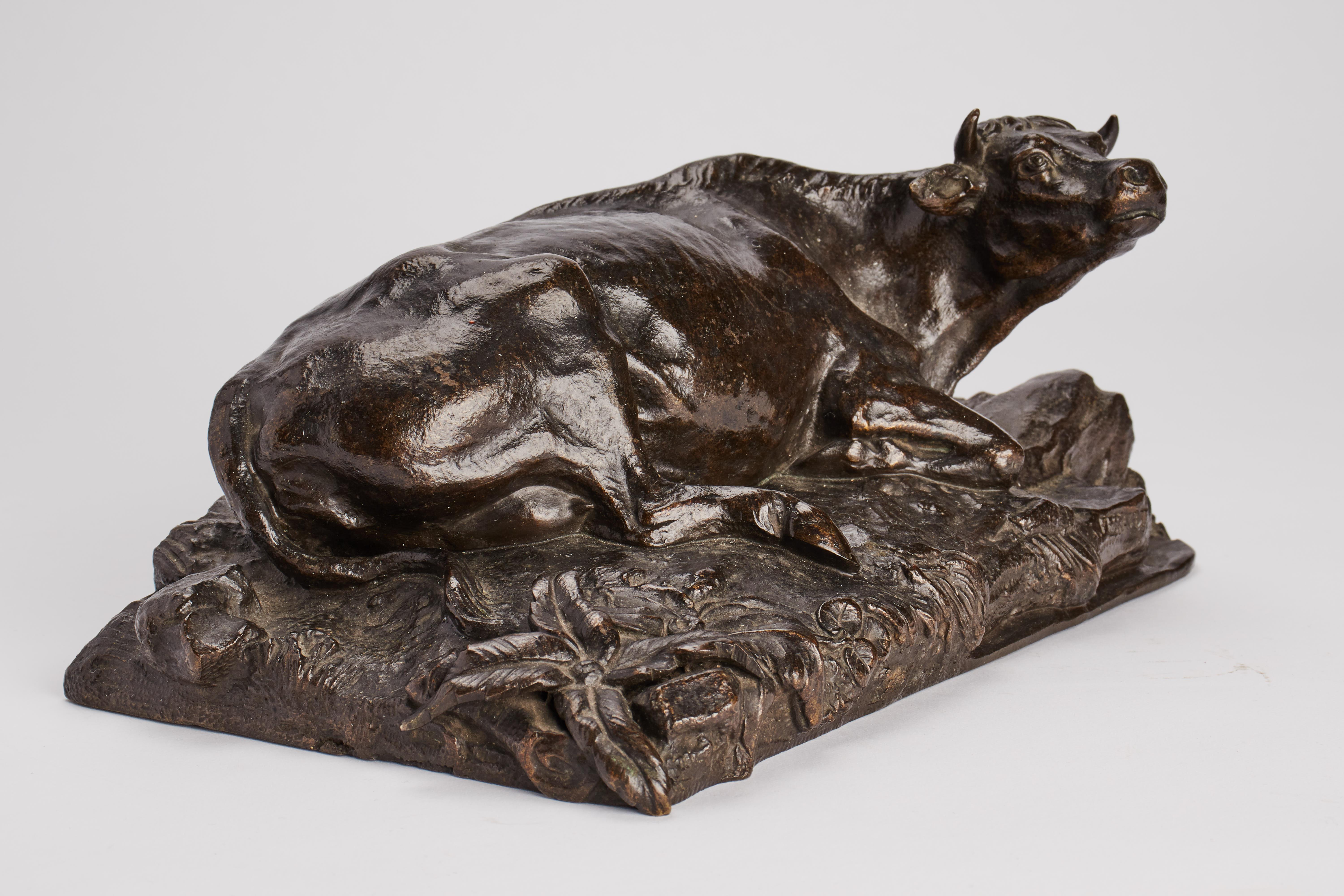 Bronze sculture depicting a layning cow signed Fessart, France 1870. In Good Condition For Sale In Milan, IT