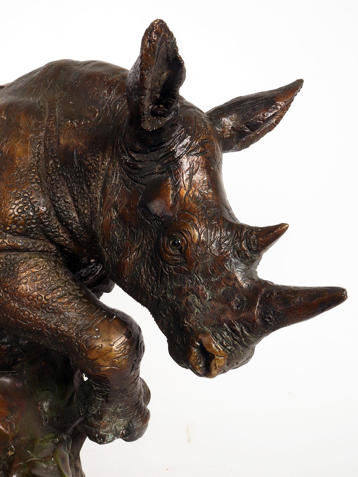 Bronze sculture depicting a rhinoceros, France 1870 ca.   For Sale 2