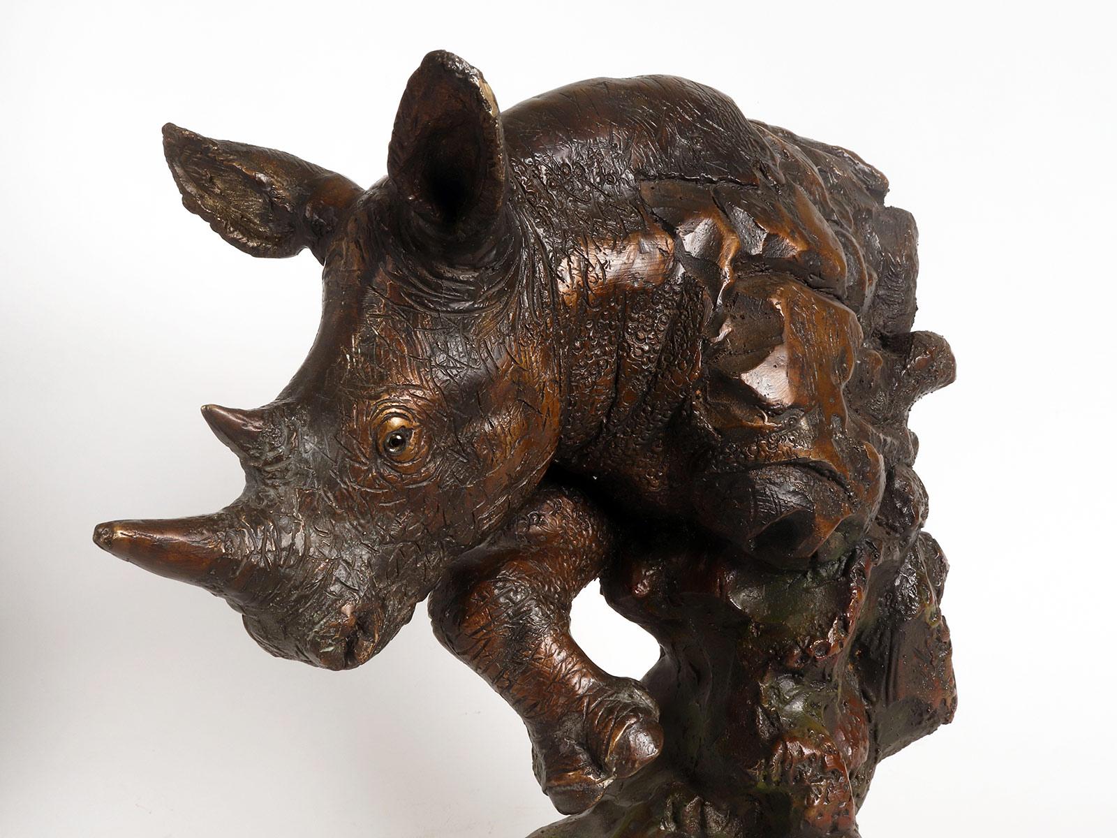 Bronze sculture depicting a rhinoceros, France 1870 ca.   For Sale 3