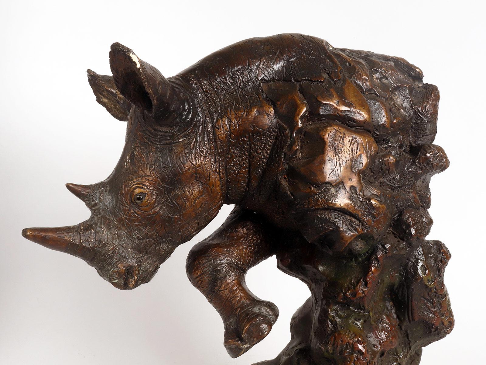 Bronze sculture depicting a rhinoceros, France 1870 ca.   For Sale 4