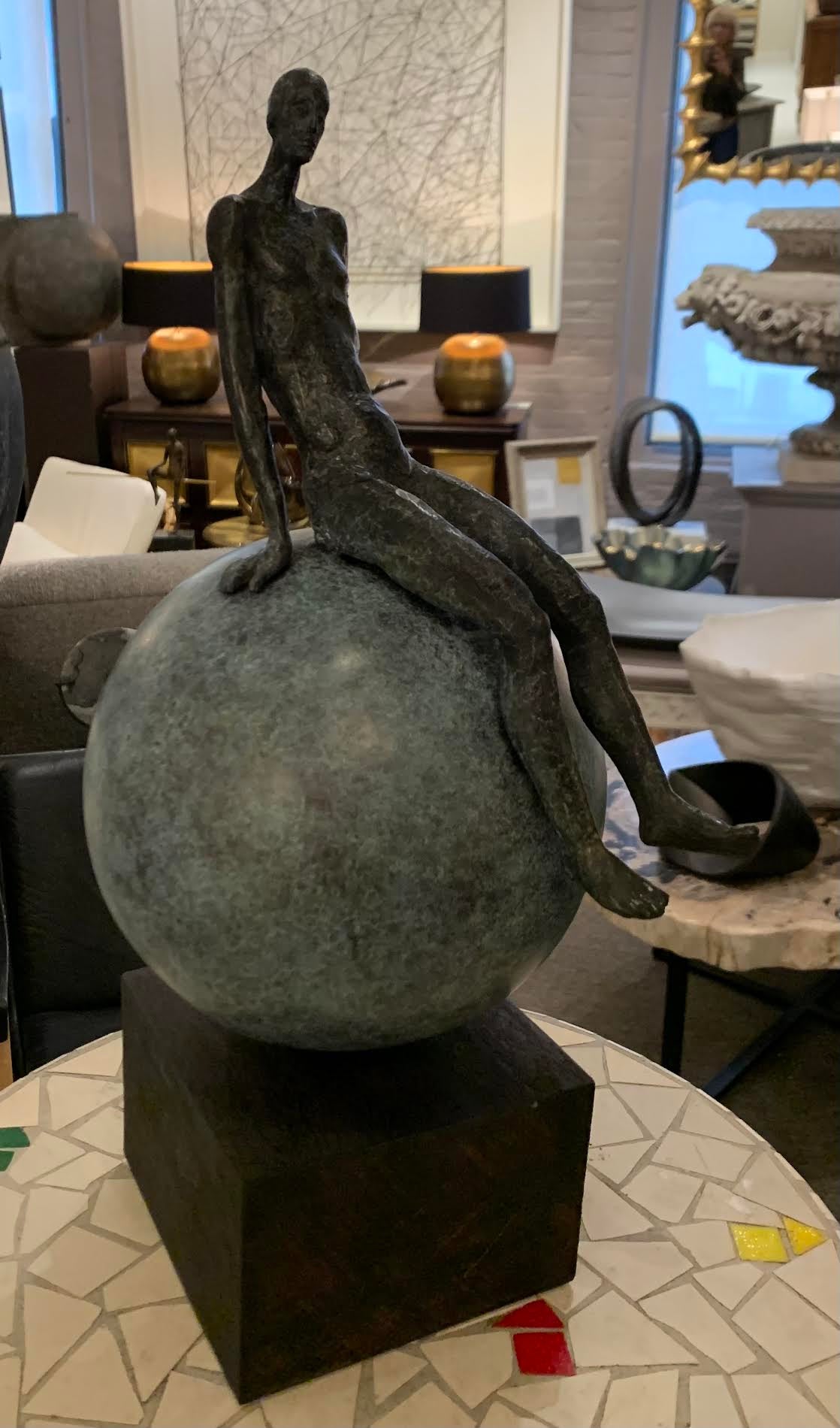 Scultura tedesca contemporanea in bronzo di un uomo seduto su una sfera.
La base misura 5,5