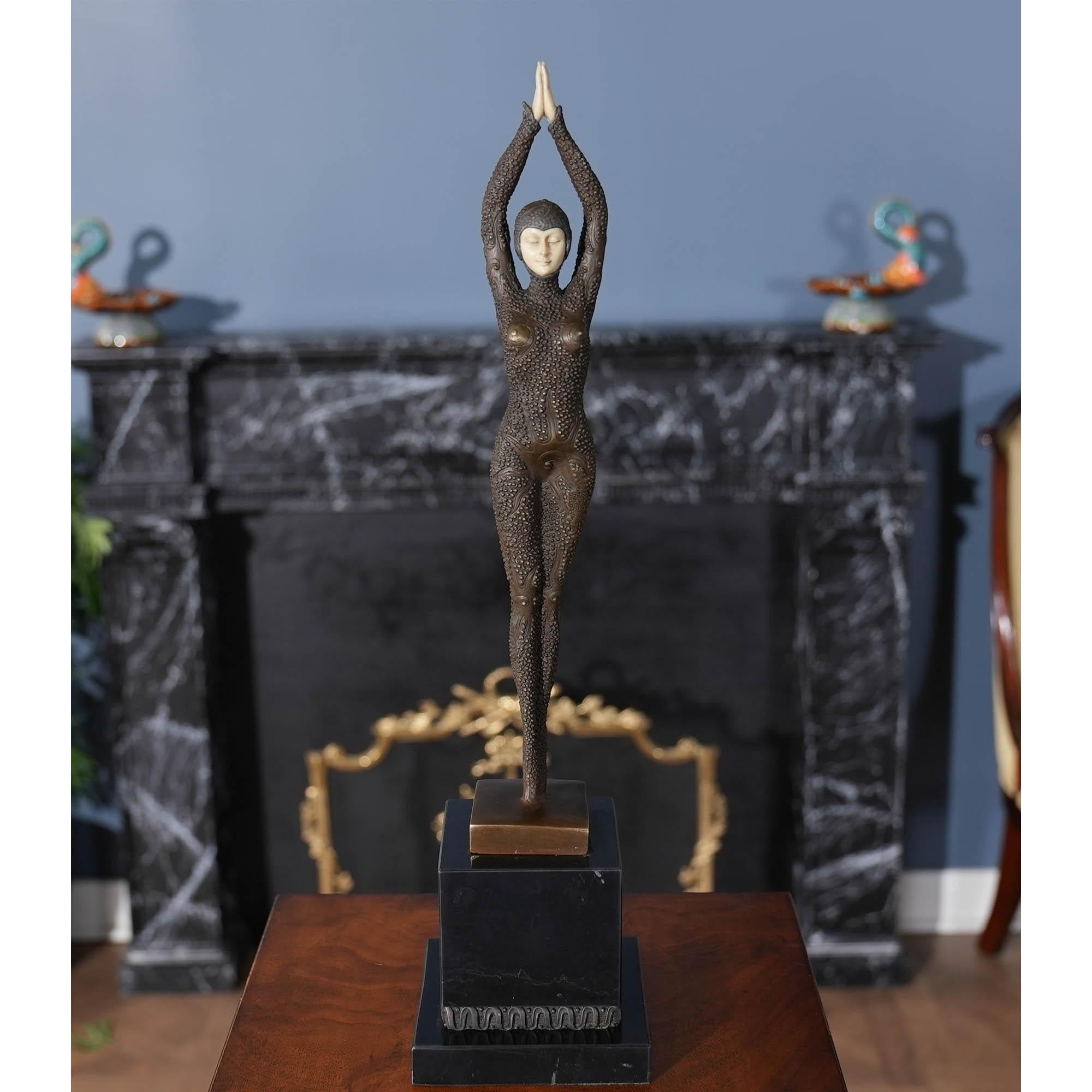 Bronze-Pailletten-Tänzer auf Marmorsockel (Handgefertigt) im Angebot