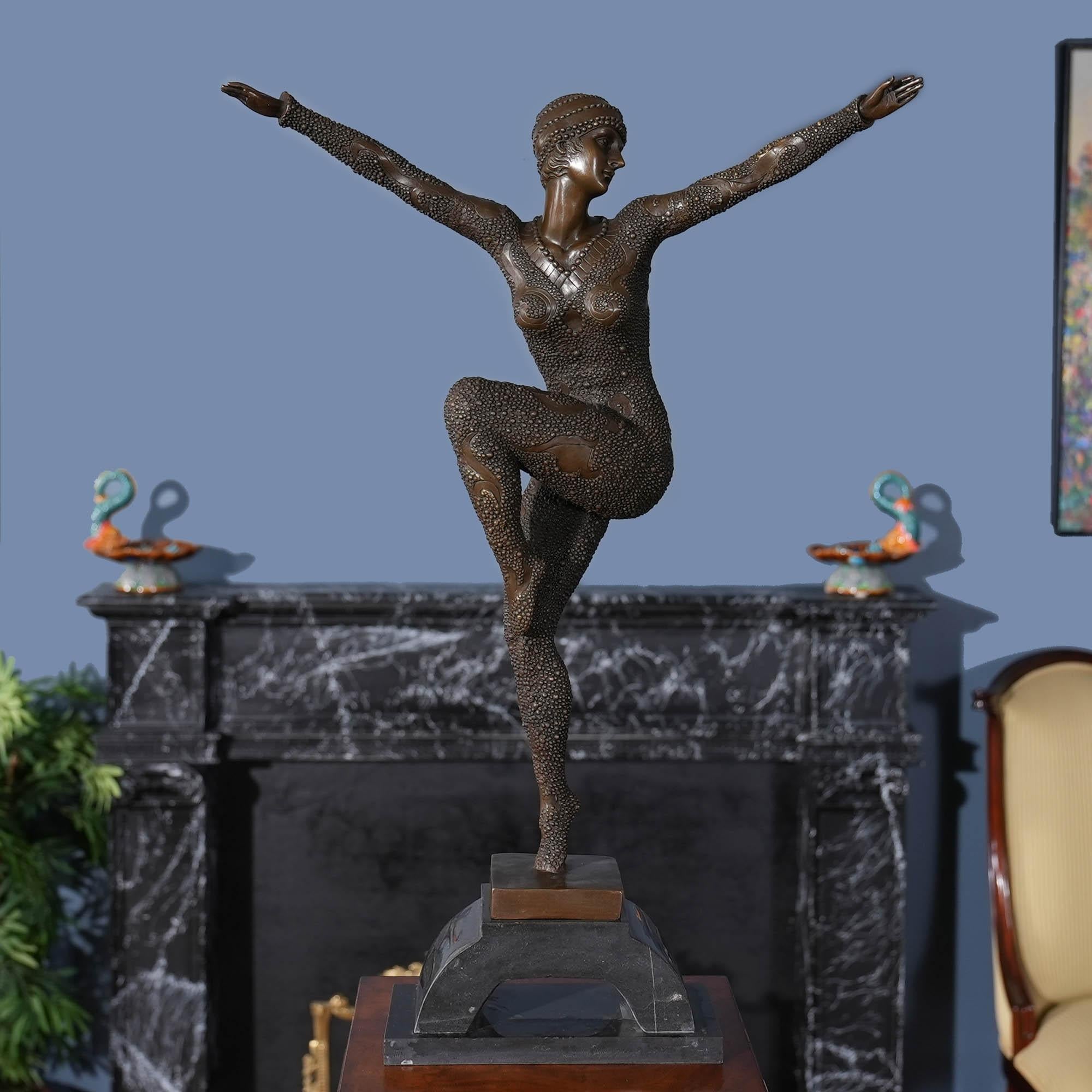 Die tanzende Frau mit Pailletten aus Bronze auf einem Marmorsockel ist selbst im Stillstand anmutig und passt in jede Umgebung. Die Bronzestatue der tanzenden Frau wurde im traditionellen Wachsausschmelzverfahren gegossen und mit handgearbeiteten