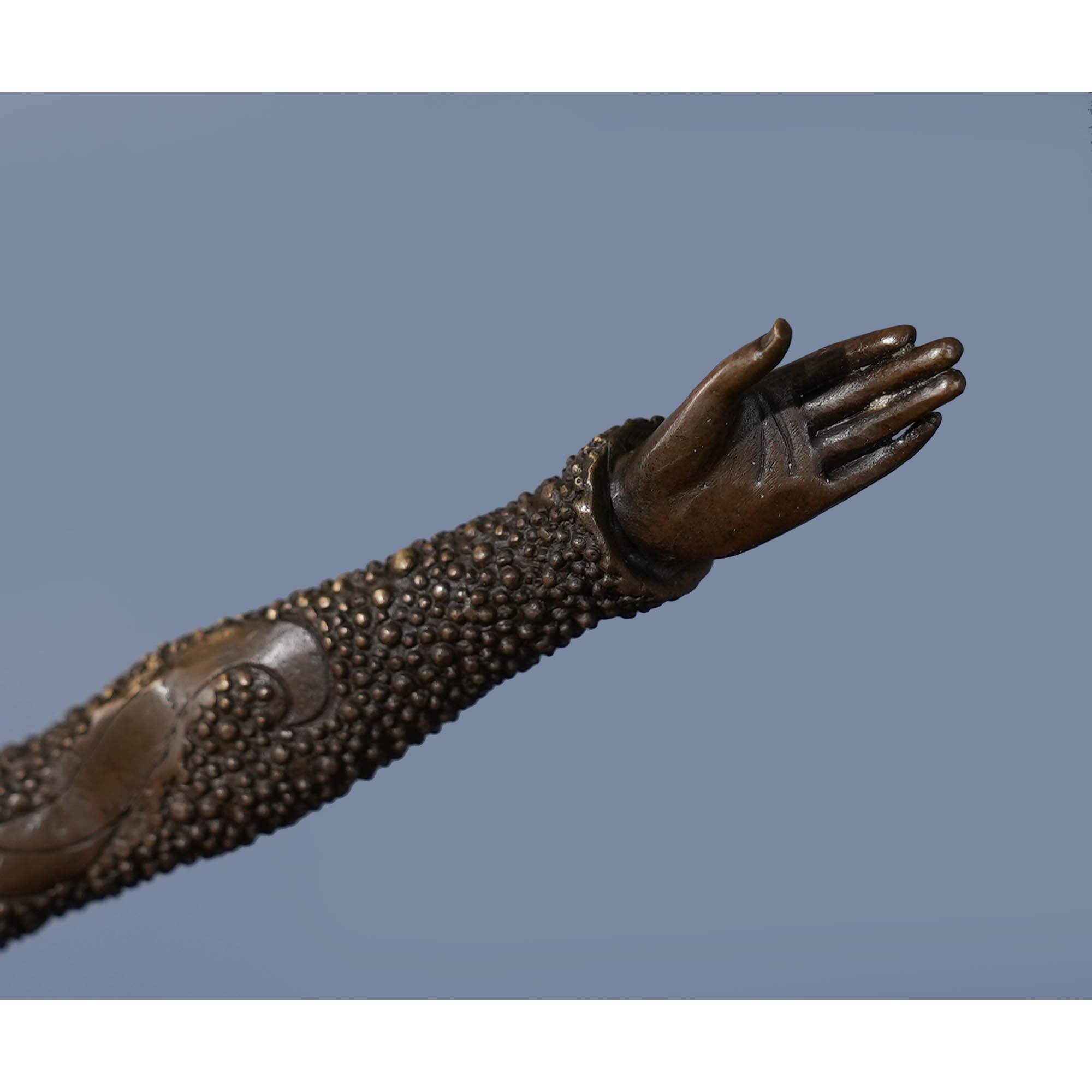 Fait main Femme dansante pailletée en bronze sur socle en marbre en vente