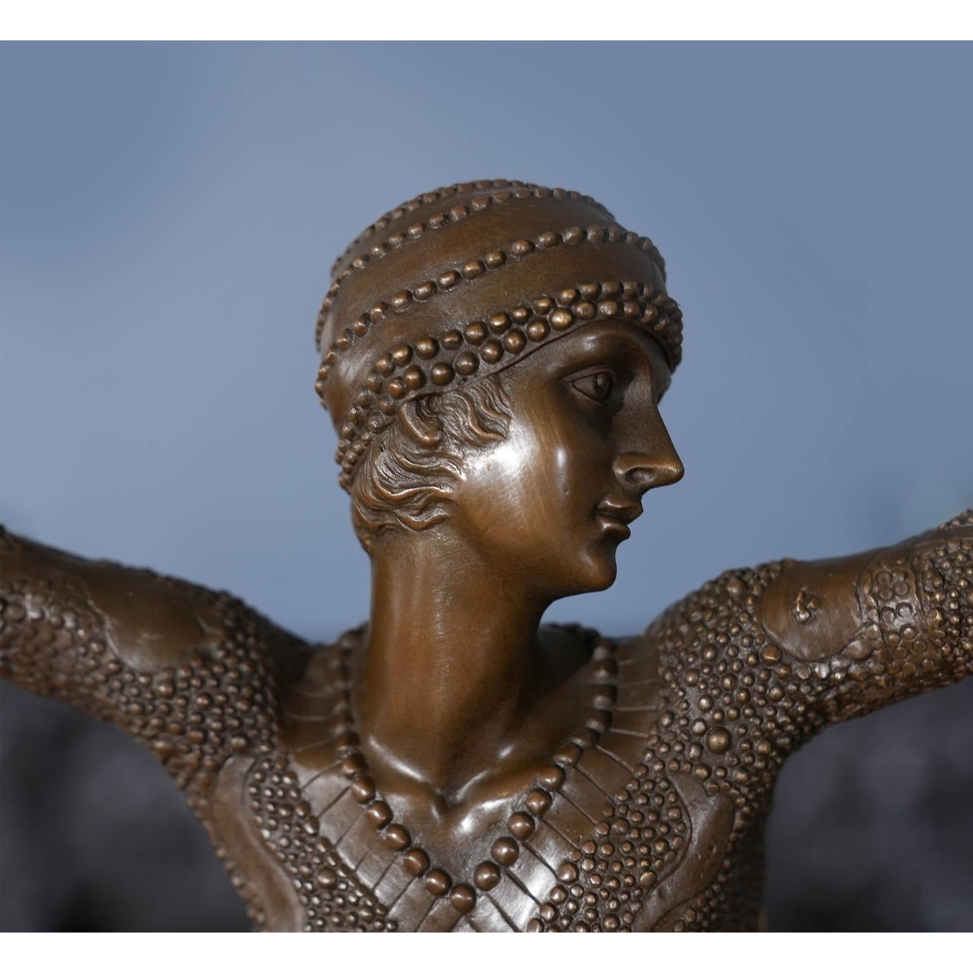 Bronzefarbene, paillettenbesetzte, tanzende Frau auf Marmorsockel (21. Jahrhundert und zeitgenössisch) im Angebot