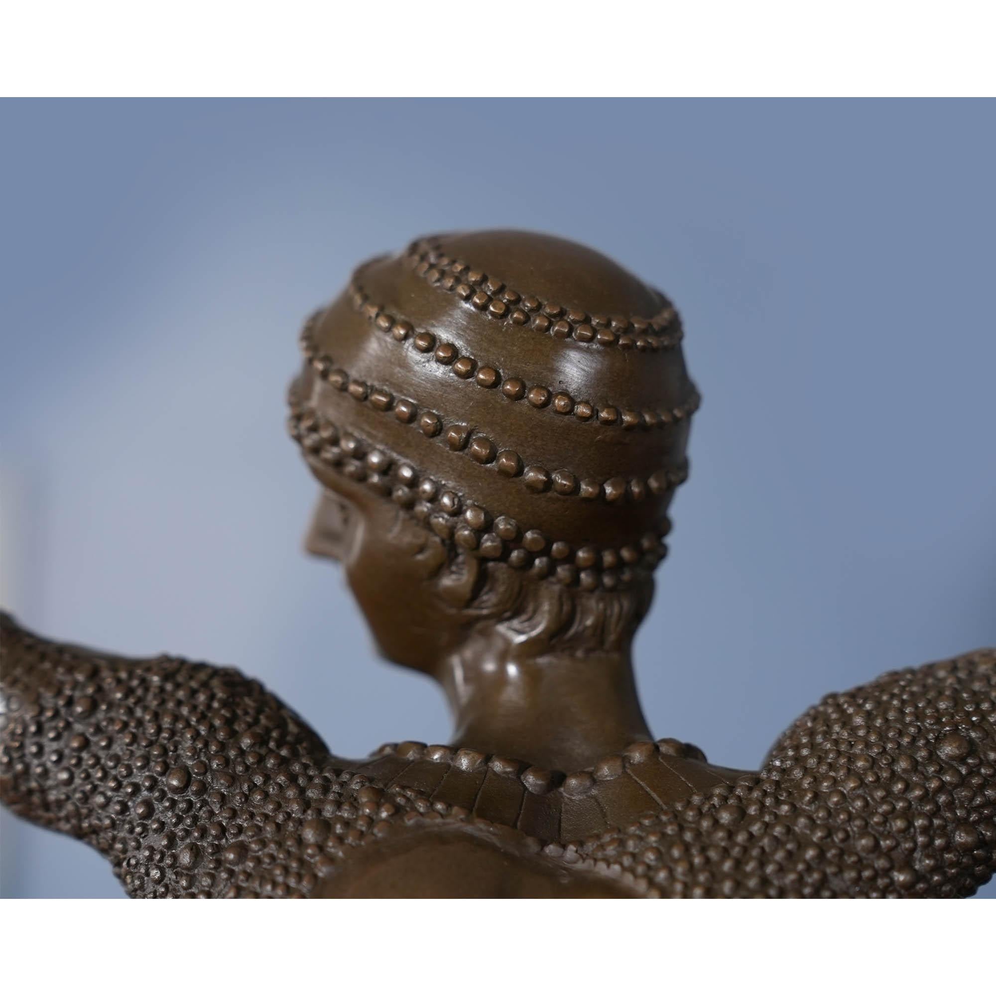 Bronzefarbene, paillettenbesetzte, tanzende Frau auf Marmorsockel im Angebot 3