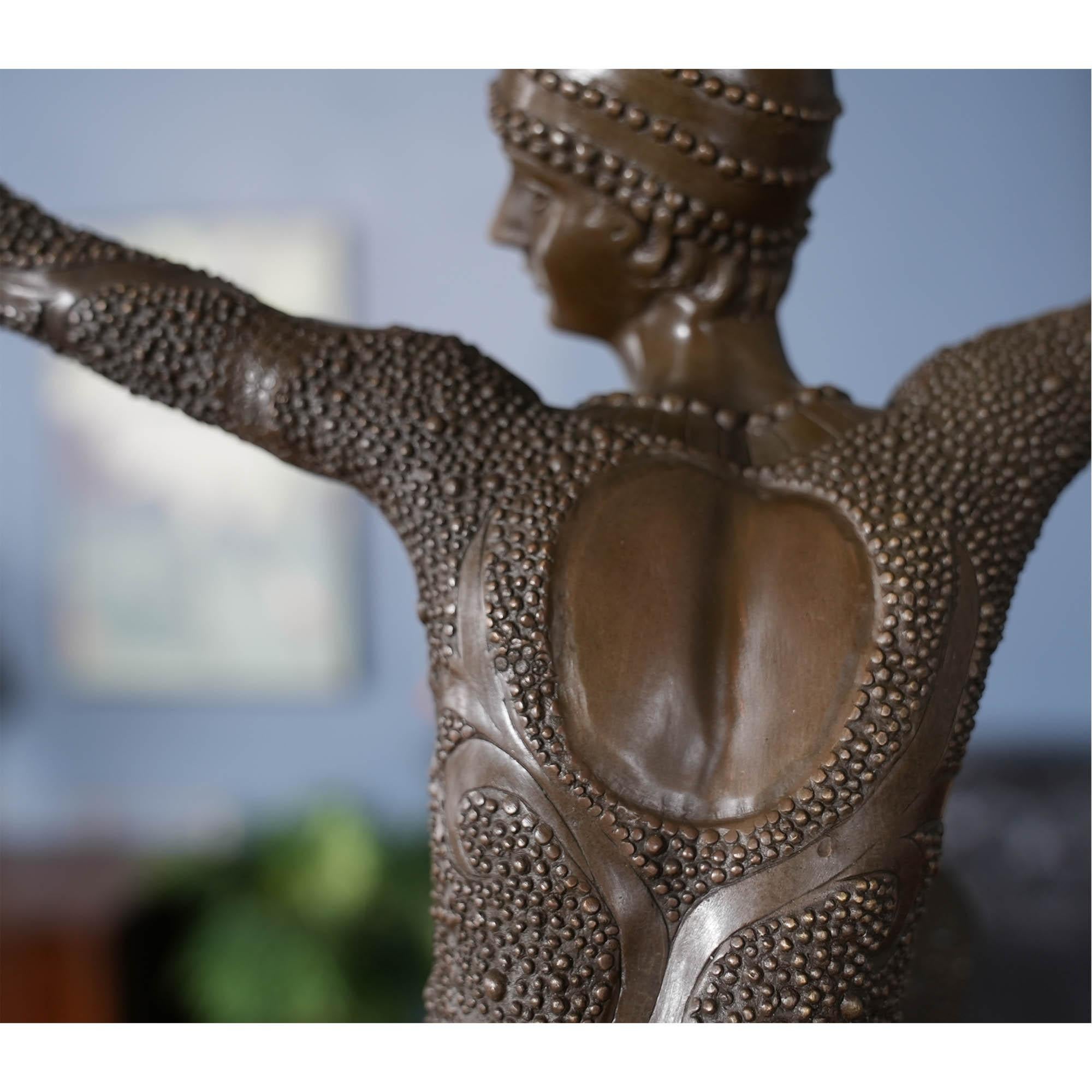 Femme dansante pailletée en bronze sur socle en marbre en vente 3