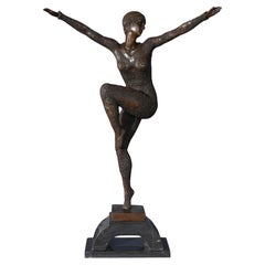 Bronzefarbene, paillettenbesetzte, tanzende Frau auf Marmorsockel