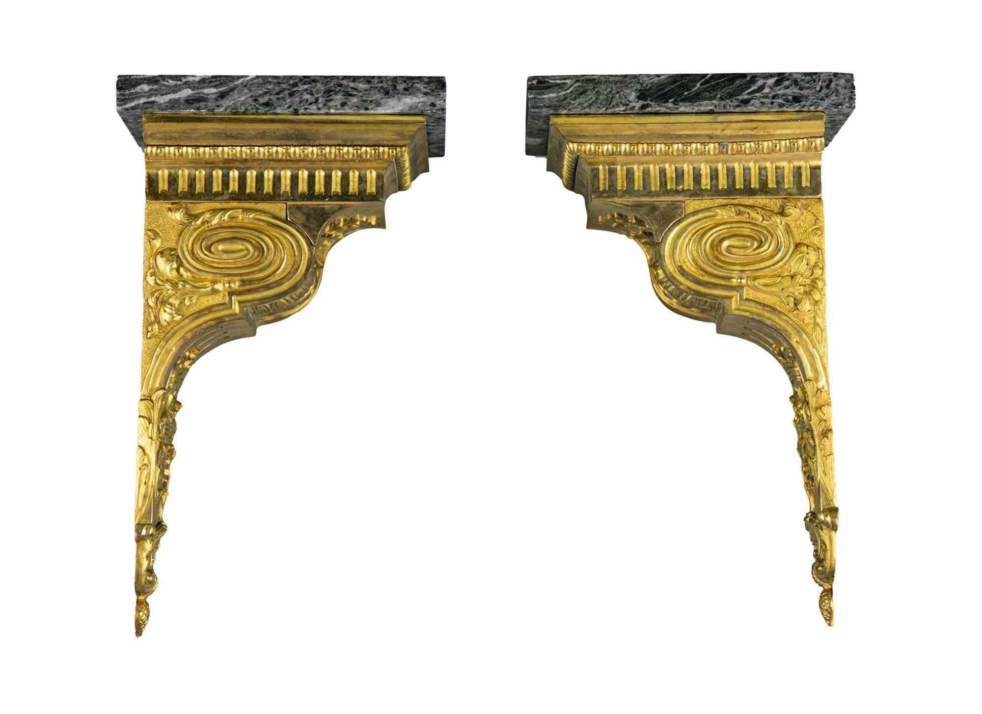 Die Bronze-Schleife ist ein Originalobjekt aus dem 14.

Regalpaar aus Marmor 