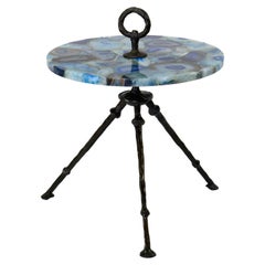 Tavolino in bronzo con piano rotondo in agata blu