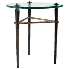 Mesa auxiliar de bronce con tapa redonda de cristal
