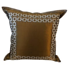 Coussin en taffetas de soie bronze avec broderie de fils métalliques de la Maison Lesage