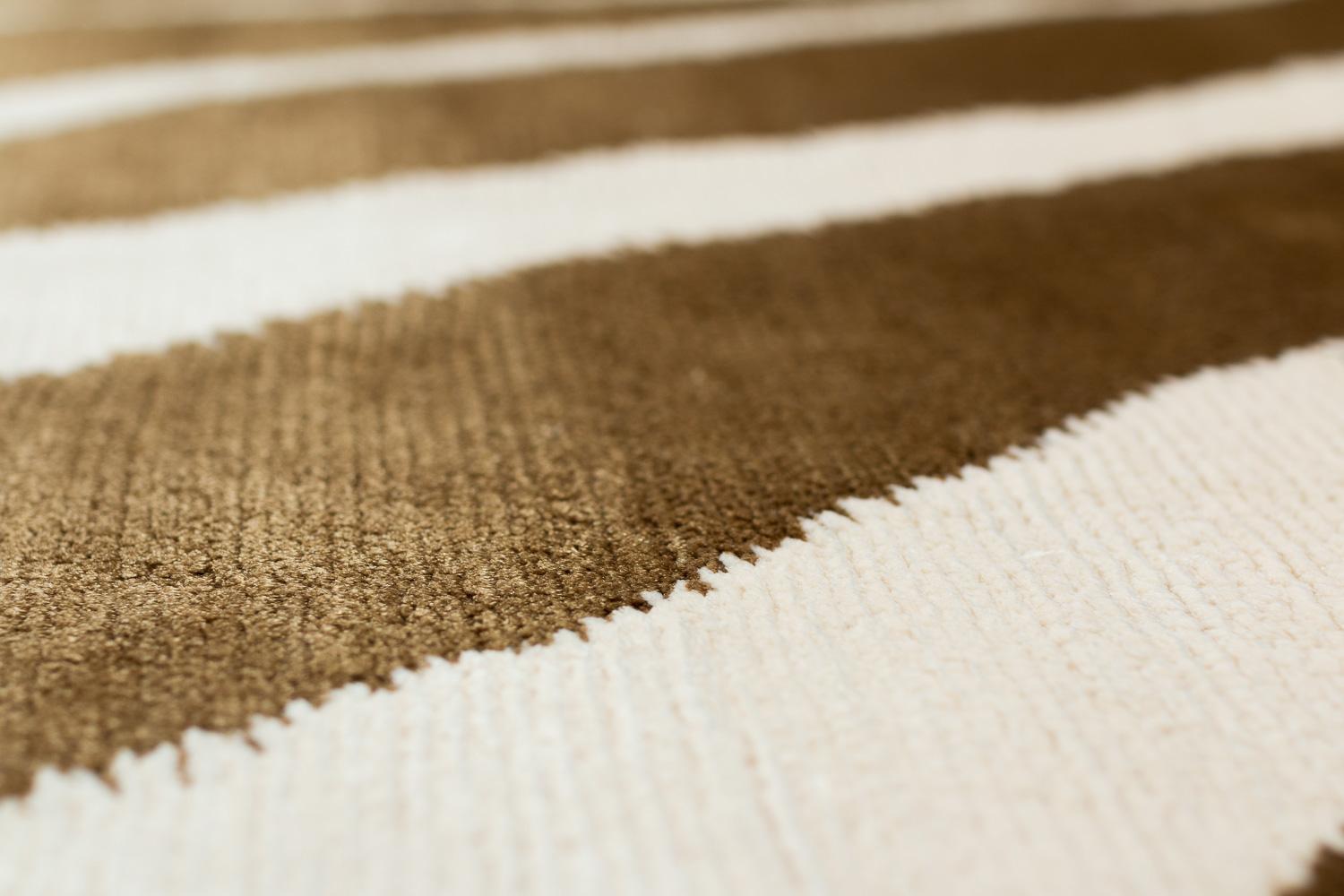Tappeto Runner Accessorio Zebra in Seta Bronzo Annodato a Mano Di Joseph Carini in vendita 3