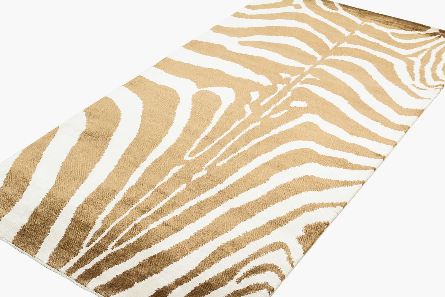 Questo tappeto Zebra incarna un motivo tradizionale e versatile, al tempo stesso contemporaneo e classico senza tempo. In bronzo satinato e bianco crema, colorato con tinture vegetali naturali. Joseph Carini si è ispirato ai motivi della pelle di