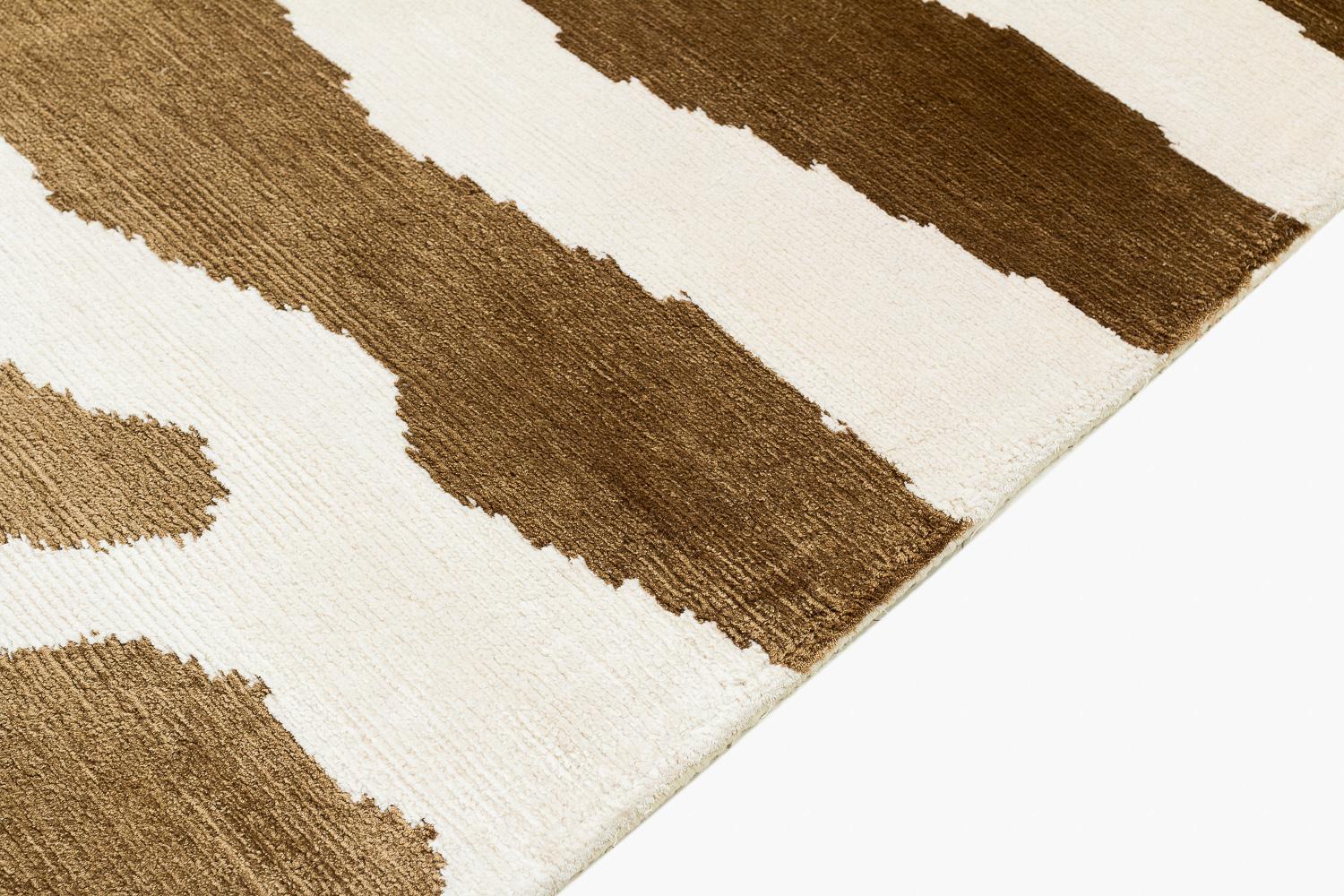 Nepalese Tappeto Runner Accessorio Zebra in Seta Bronzo Annodato a Mano Di Joseph Carini in vendita