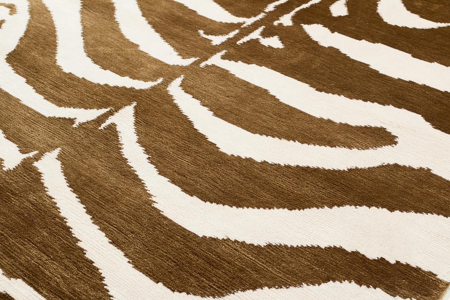 Tintura vegetale Tappeto Runner Accessorio Zebra in Seta Bronzo Annodato a Mano Di Joseph Carini in vendita