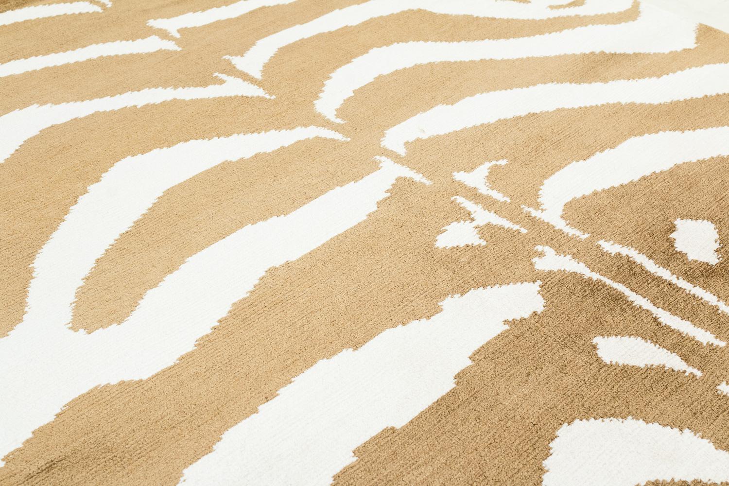 Tappeto Runner Accessorio Zebra in Seta Bronzo Annodato a Mano Di Joseph Carini In condizioni Nuovo in vendita a New York, NY