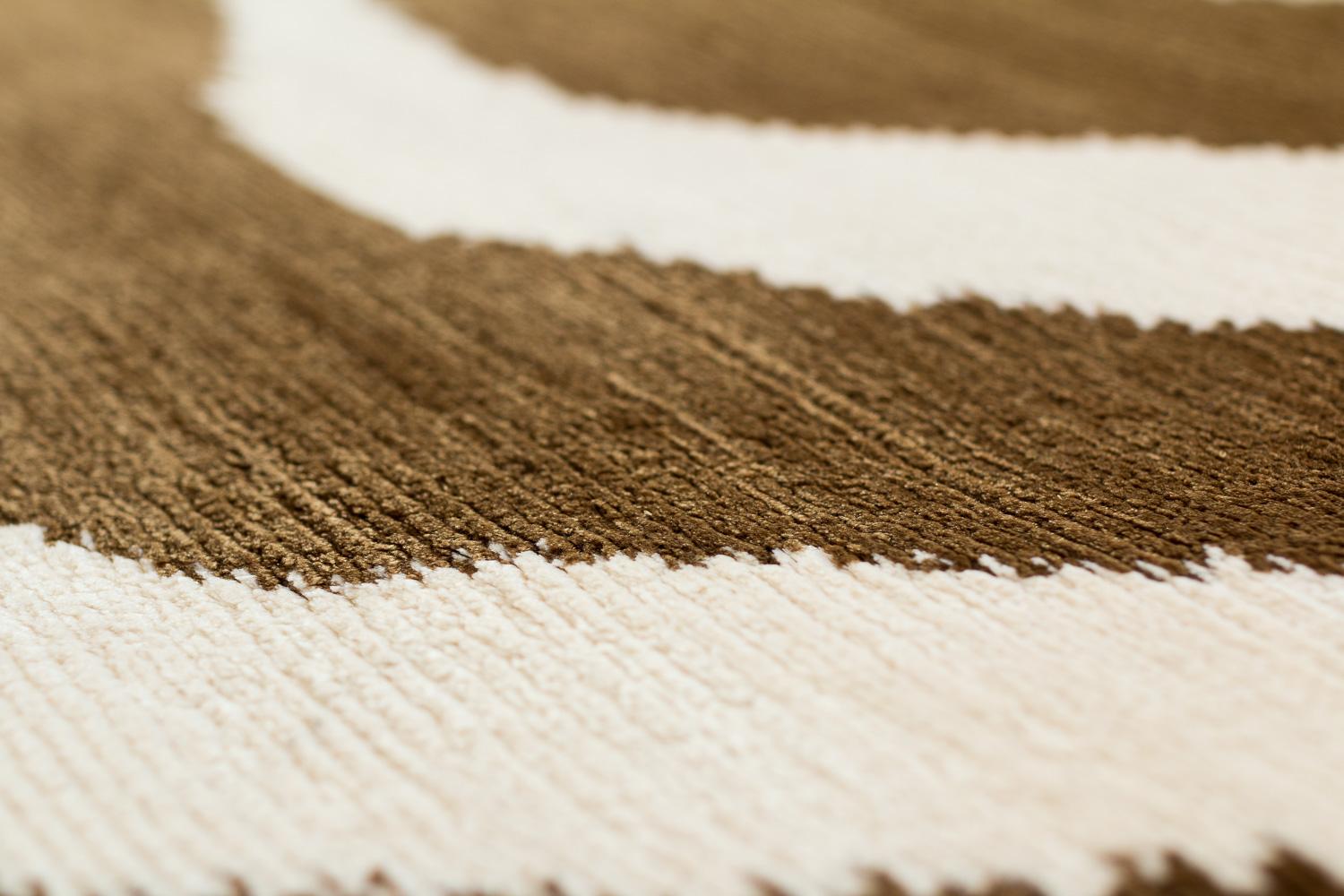XXI secolo e contemporaneo Tappeto Runner Accessorio Zebra in Seta Bronzo Annodato a Mano Di Joseph Carini in vendita