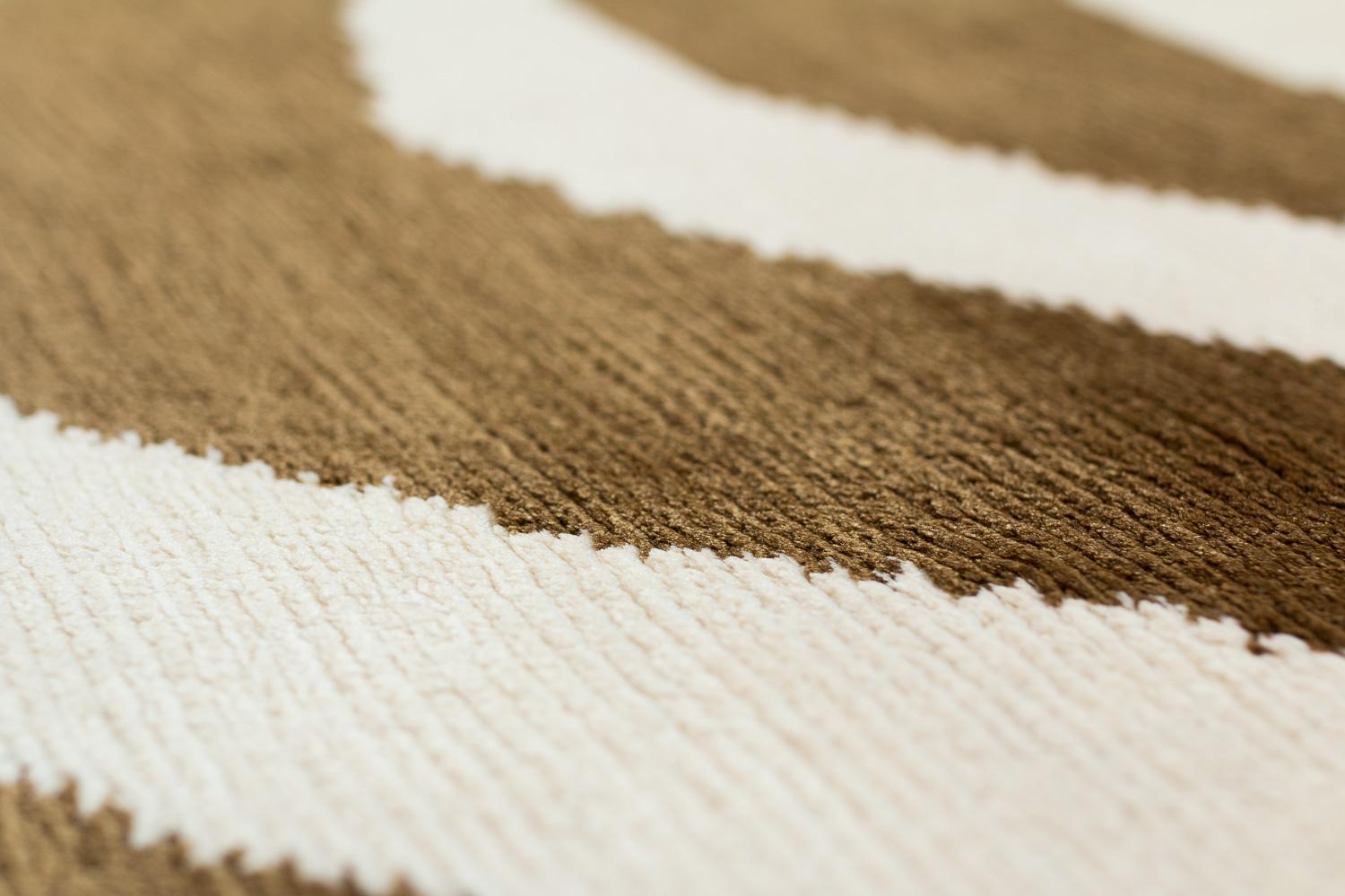 Tappeto Runner Accessorio Zebra in Seta Bronzo Annodato a Mano Di Joseph Carini in vendita 1