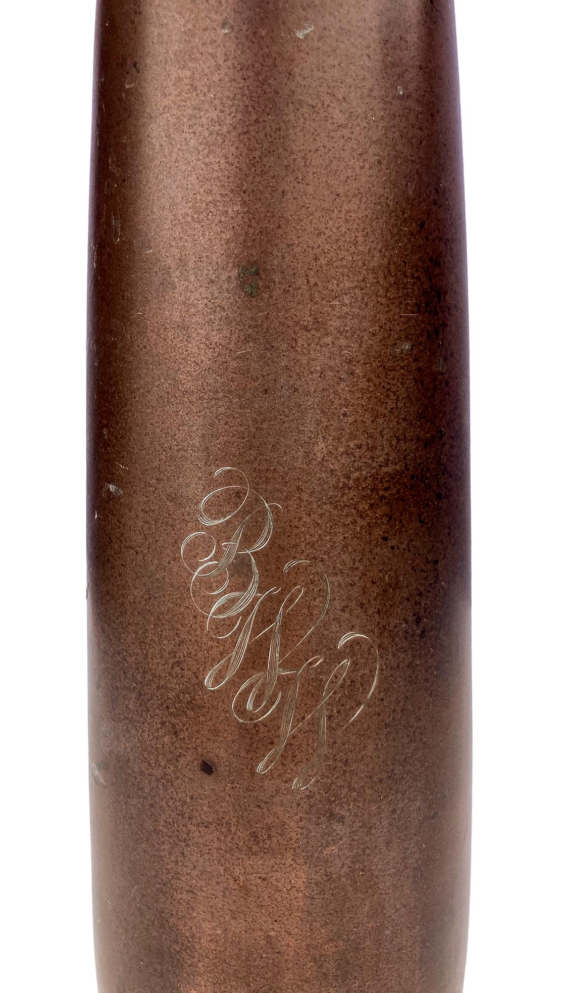 Un bellissimo  Vaso a balaustro alto in argento sterling e bronzo con decorazione a rami fioriti di Otto Heintz, Buffalo, N.Y., inizio XX secolo.
Il retro del vaso è stato personalizzato
con incise le lettere 