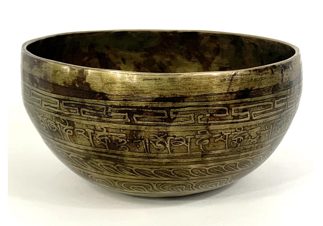 Una splendida ciotola in bronzo dalla forma tradizionale, con un buon peso e un suono profondo.  Il Mantra OM Mani Padme Hum, qui rappresentato in scrittura tibetana. OM Mani Padme Hum, talvolta tradotto come il gioiello nel loto. Questa famosa