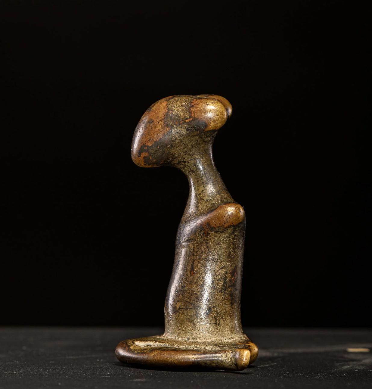 This bronze statuette of striking modernity,in a minimalist and refined style is part of an eminently small corpus. The fluidity of the forms and the remarkable purity of the figurine, characterizes the play of tension and balance of Kulango art. To