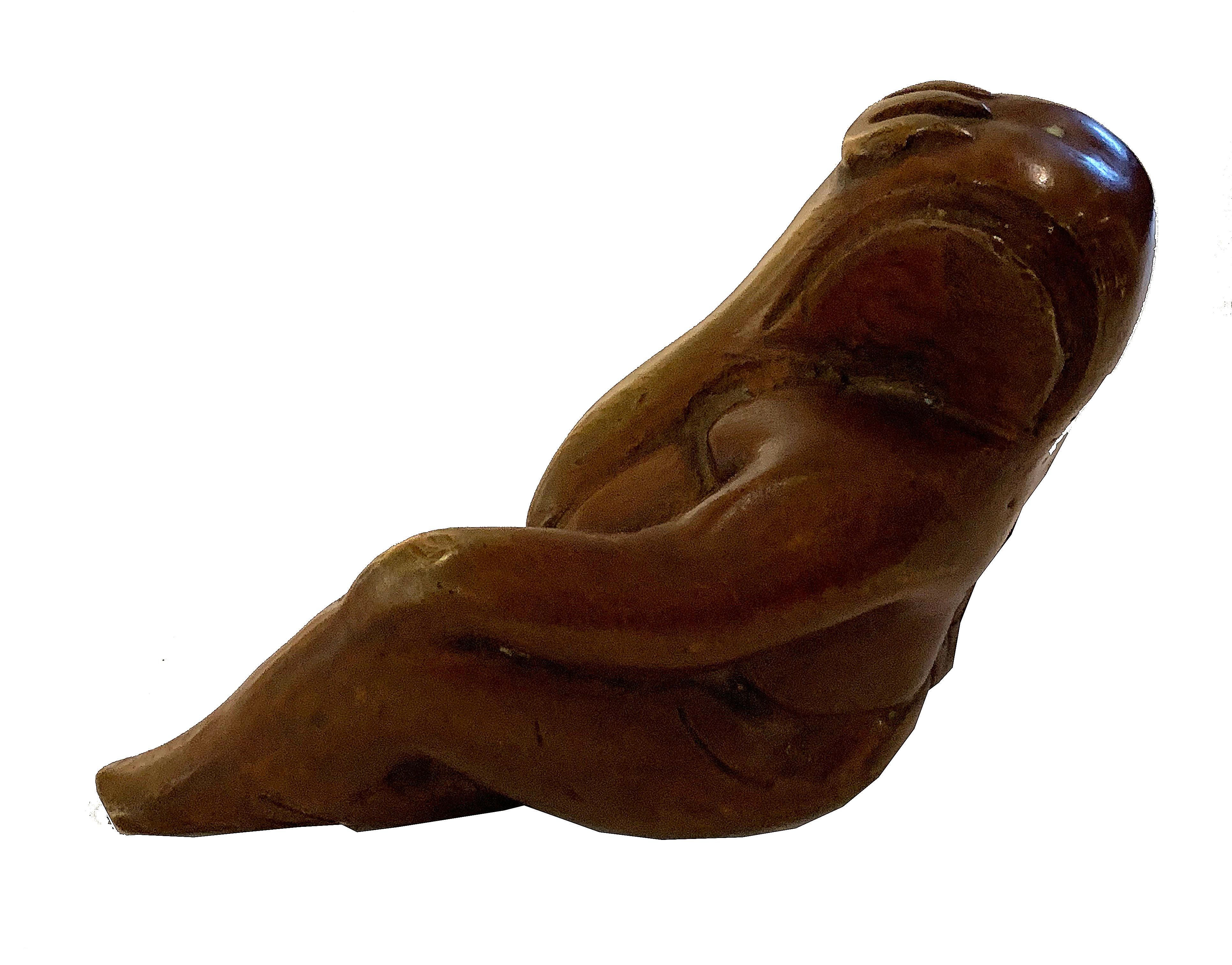 Petite sculpture de femme assise. Bronze avec patine rouille. Non signée.