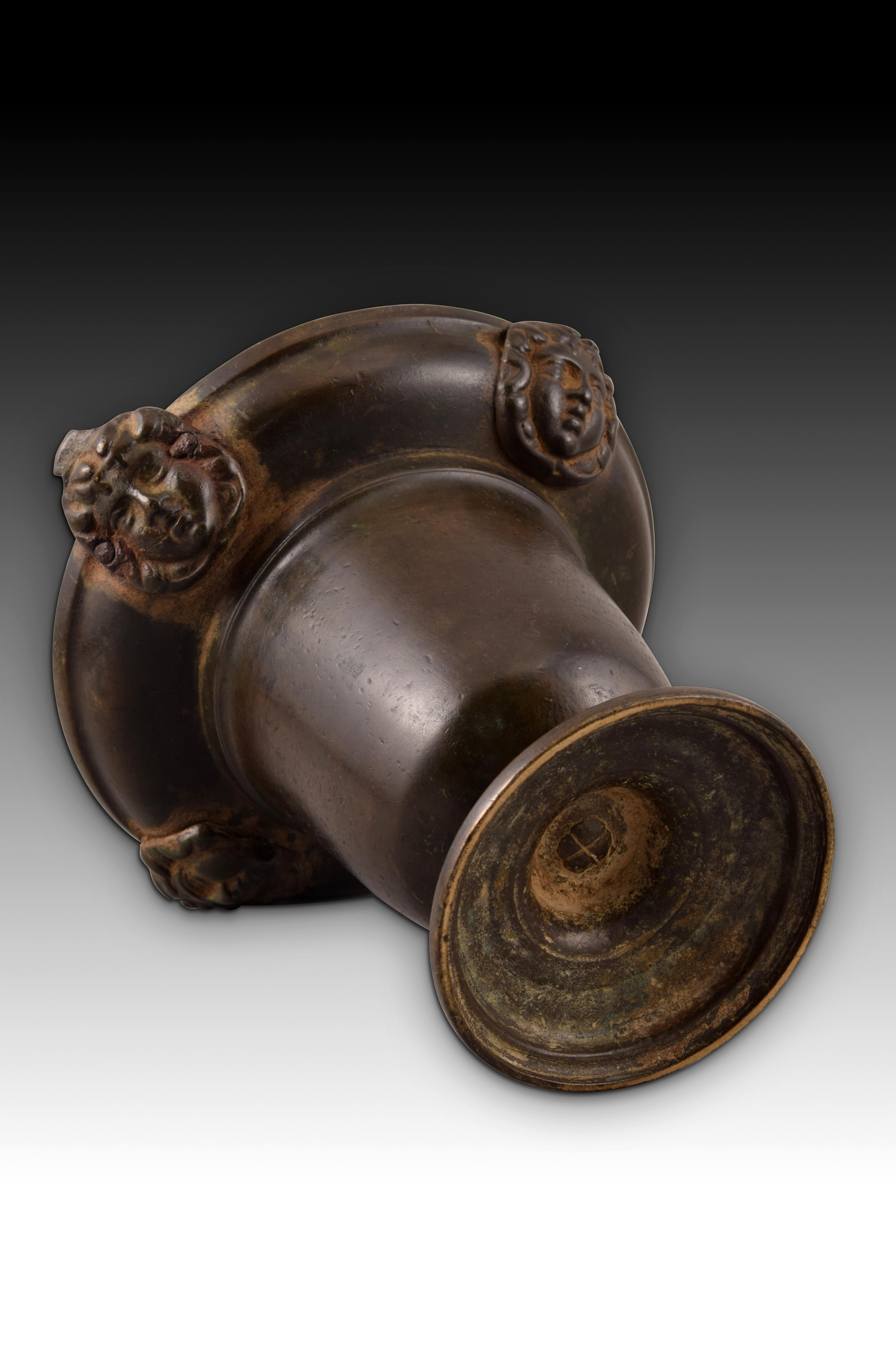 Bronze Situla, 16th Century In Fair Condition For Sale In Madrid, ES