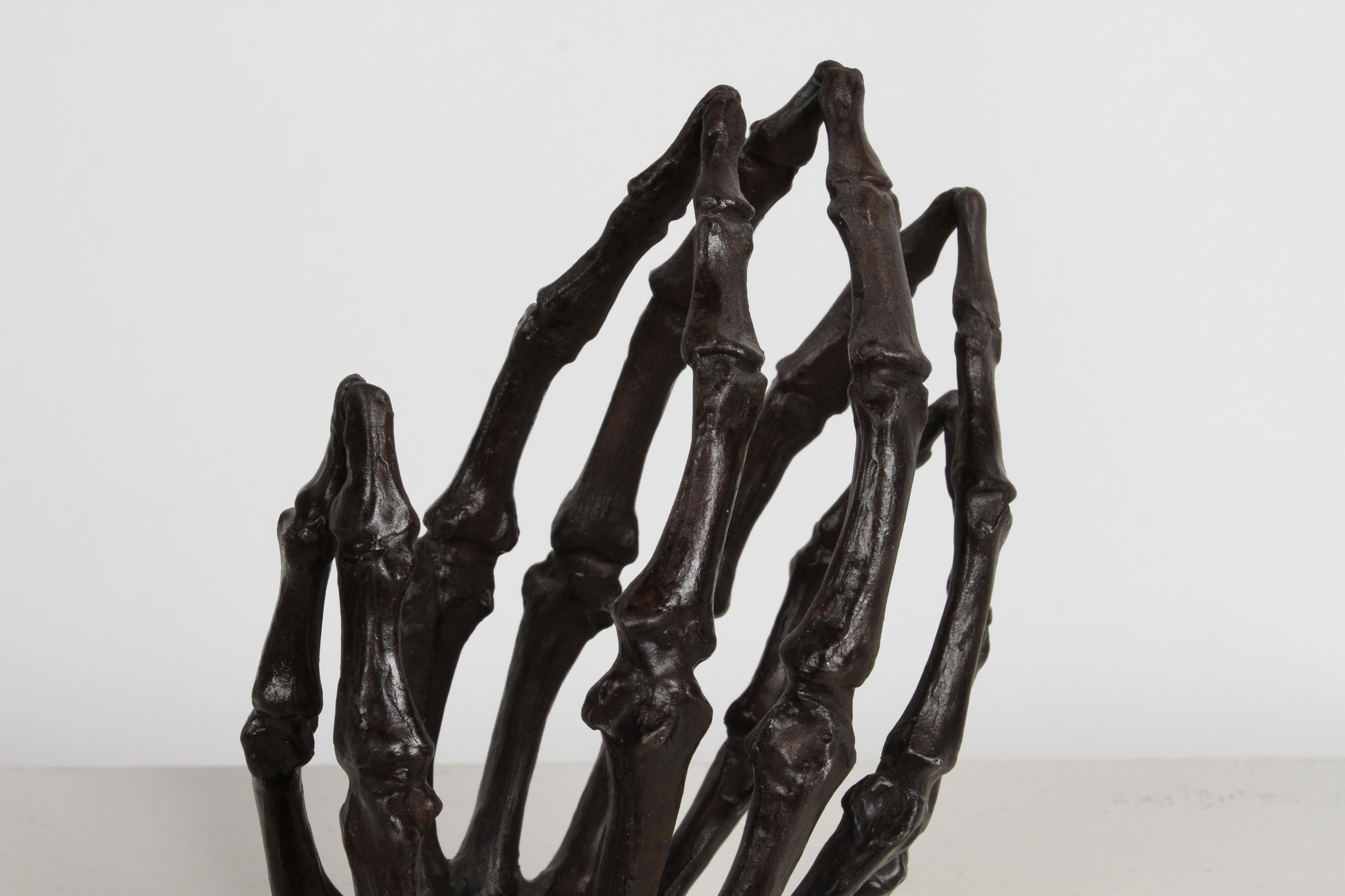 Bronze Skelett-Skulptur, Gebetshand-Skulptur, mit dem Titel Eternal Hope, signiert Park '92 im Angebot 6