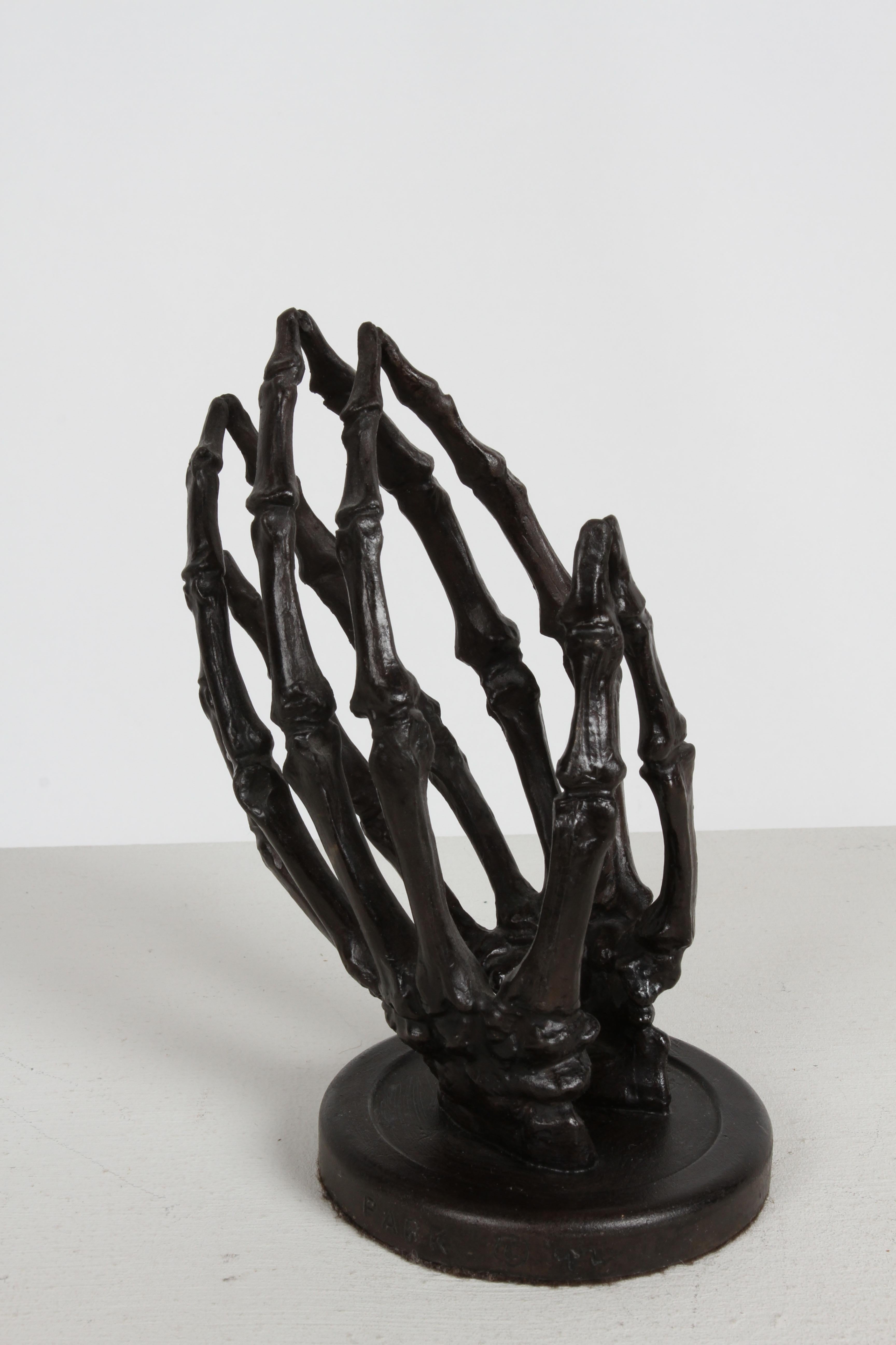 Bronze Skelett-Skulptur, Gebetshand-Skulptur, mit dem Titel Eternal Hope, signiert Park '92 im Angebot 12