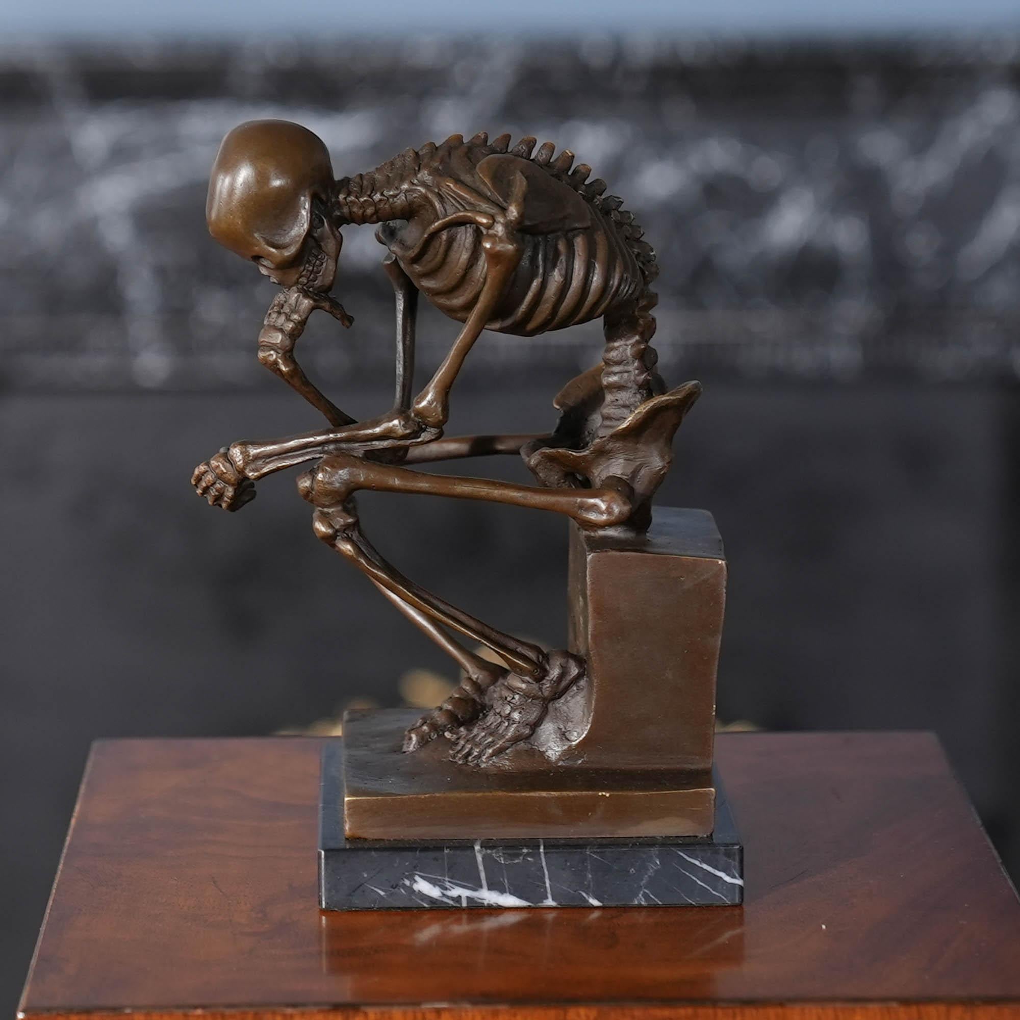 Der Skelett-Denker aus Bronze auf einem Marmorsockel ist selbst im Stillstand anmutig und passt in jede Umgebung. Die Bronzestatue des Skelett-Denkers wurde im traditionellen Wachsausschmelzverfahren gegossen und mit handgefertigten Details