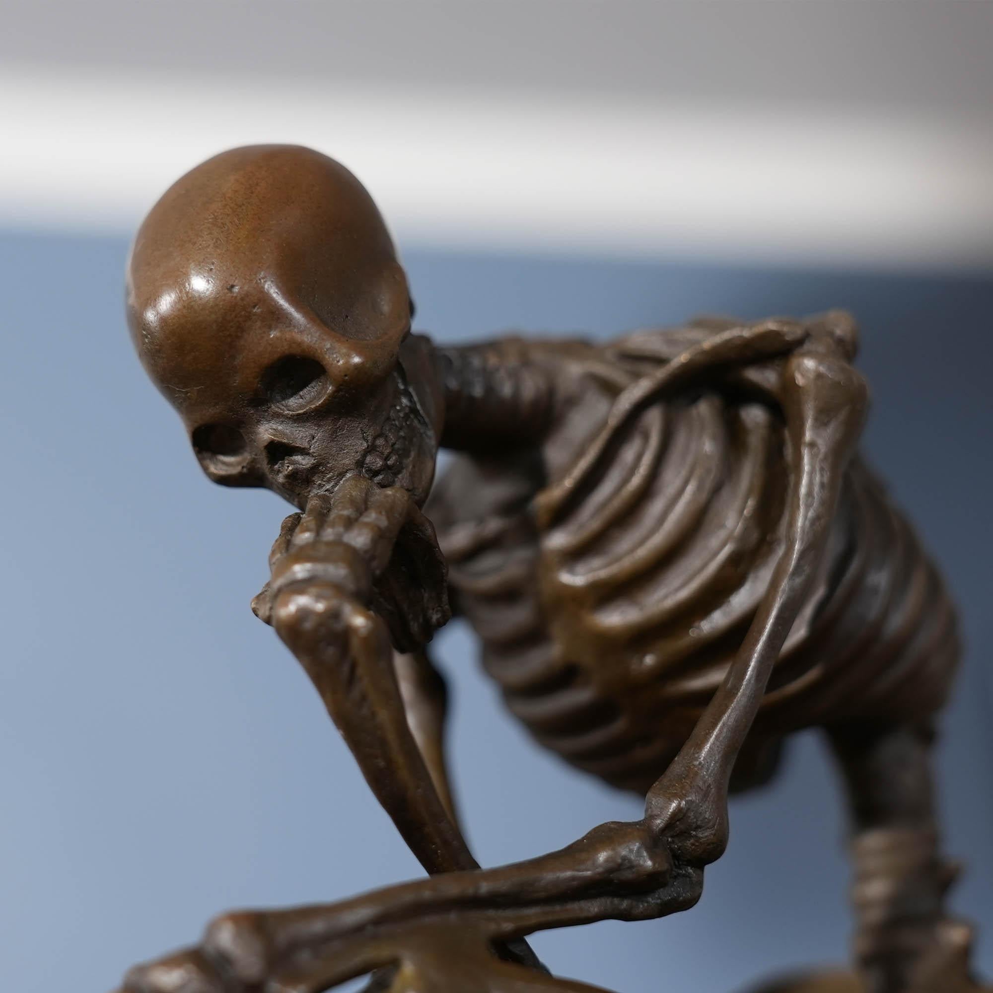 Bronze Skelett-Denker mit Skelett auf Marmorsockel im Angebot 1