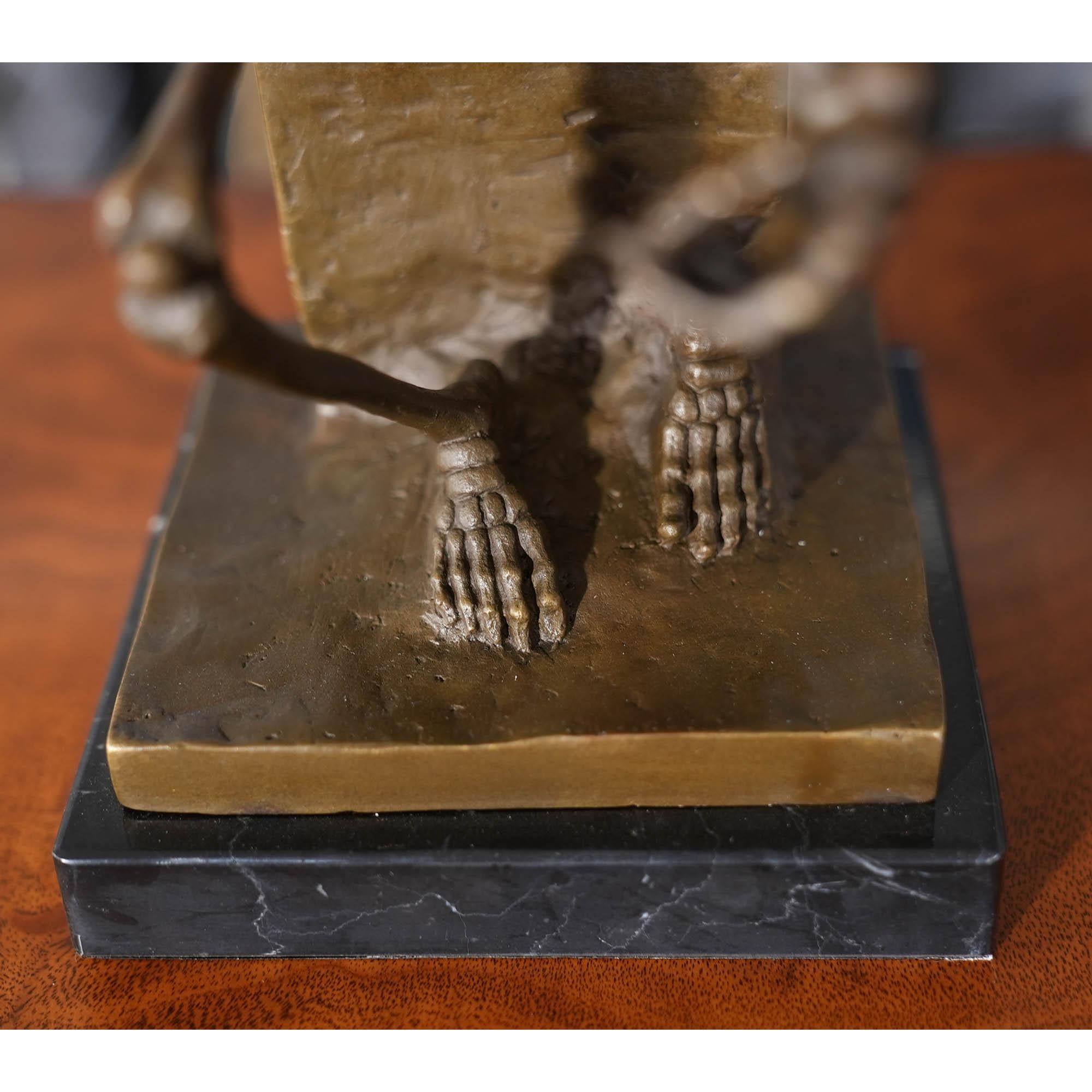 Bronze Skelett-Denker mit Skelett auf Marmorsockel im Angebot 2