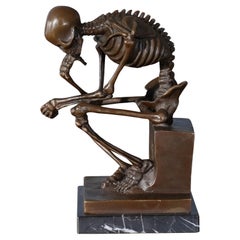 Bronze Skelett-Denker mit Skelett auf Marmorsockel