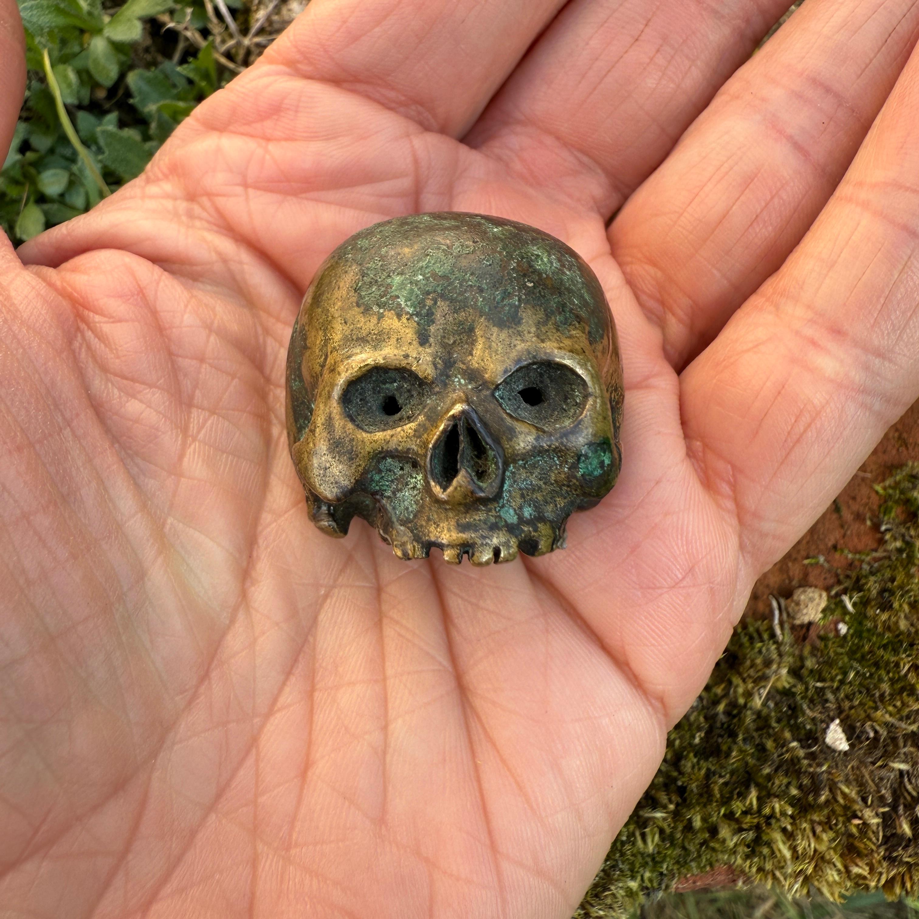 Cranio in bronzo dalla base di un crocifisso. Francese o tedesco, XVII secolo. in vendita 7