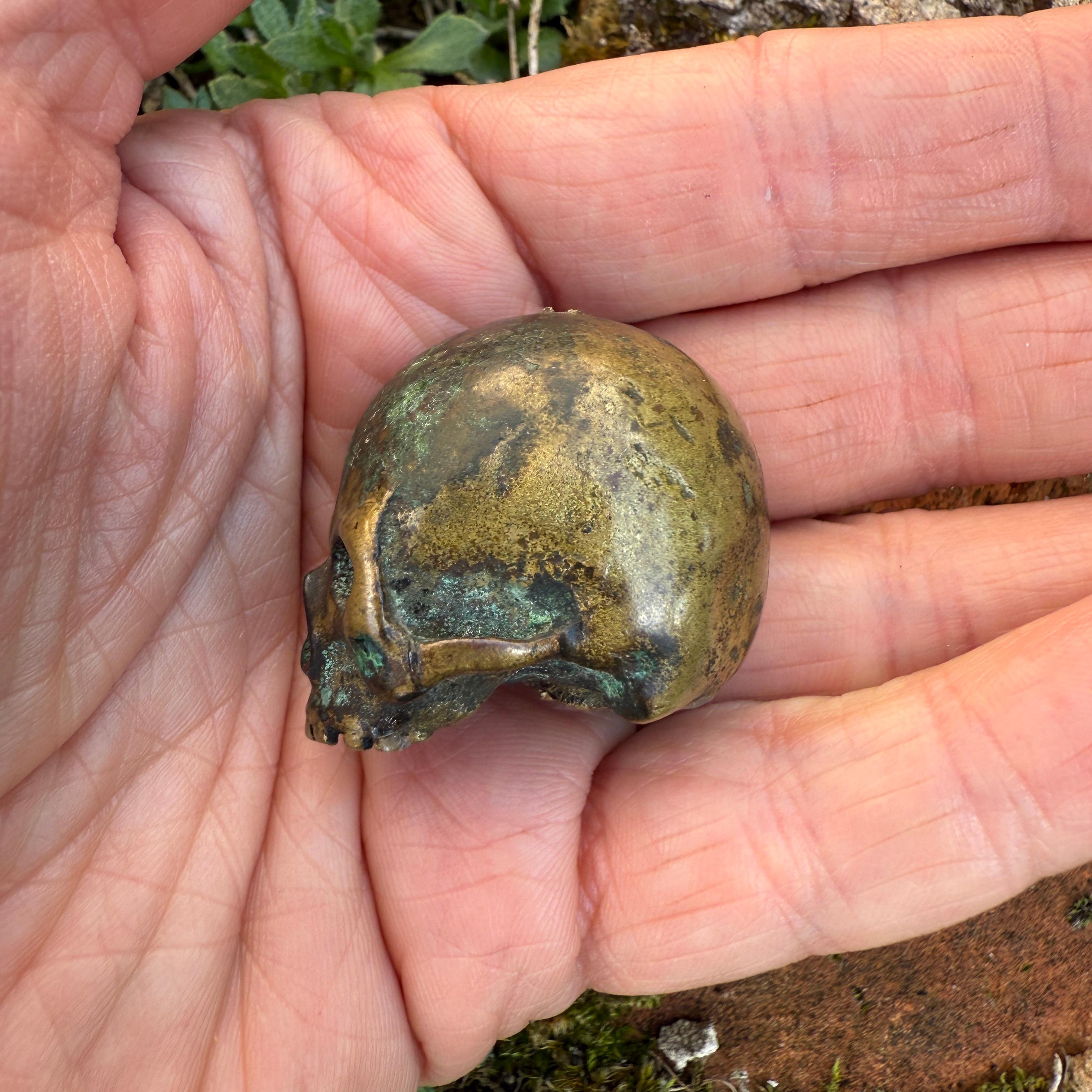 Cranio in bronzo dalla base di un crocifisso. Francese o tedesco, XVII secolo. in vendita 9