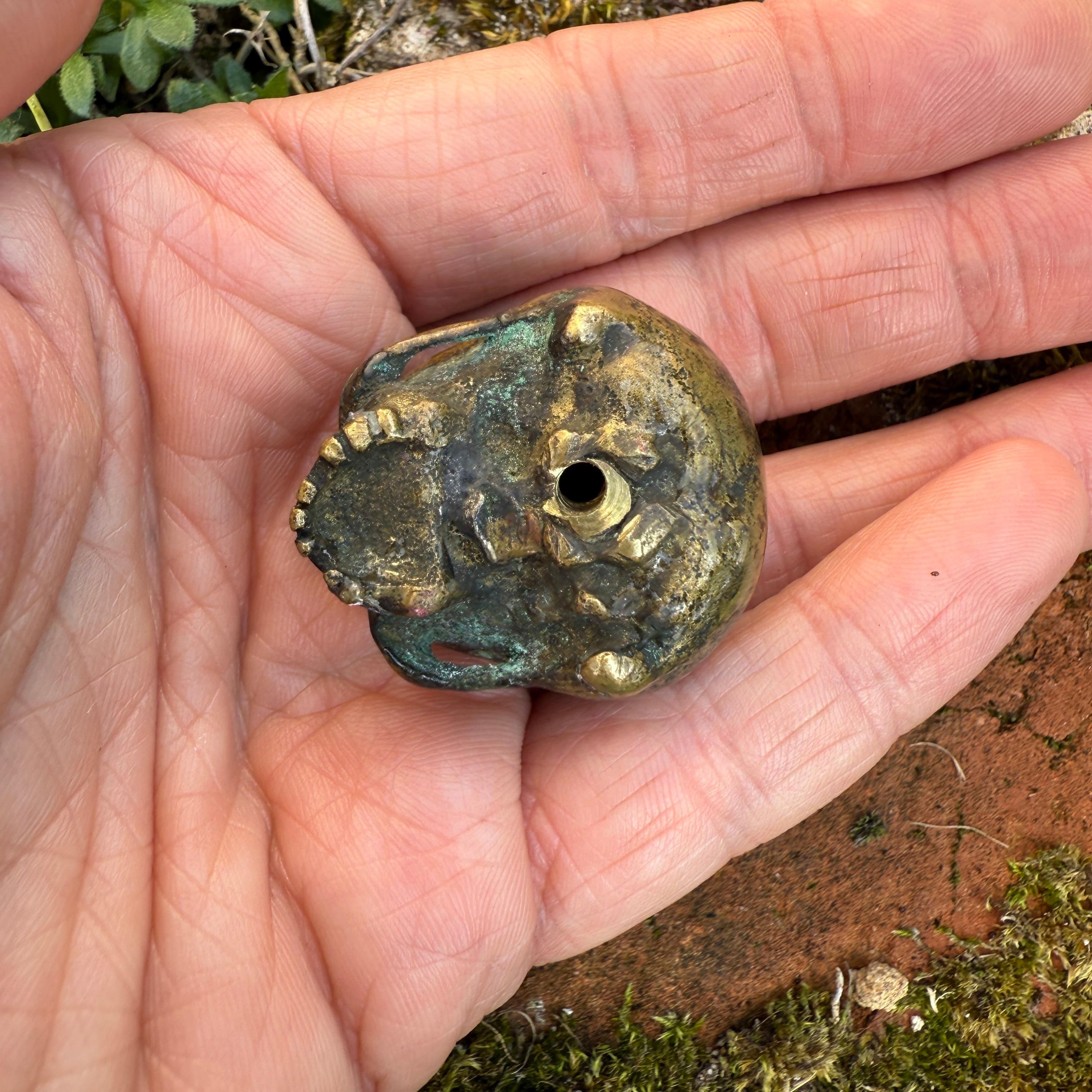 Cranio in bronzo dalla base di un crocifisso. Francese o tedesco, XVII secolo. in vendita 10