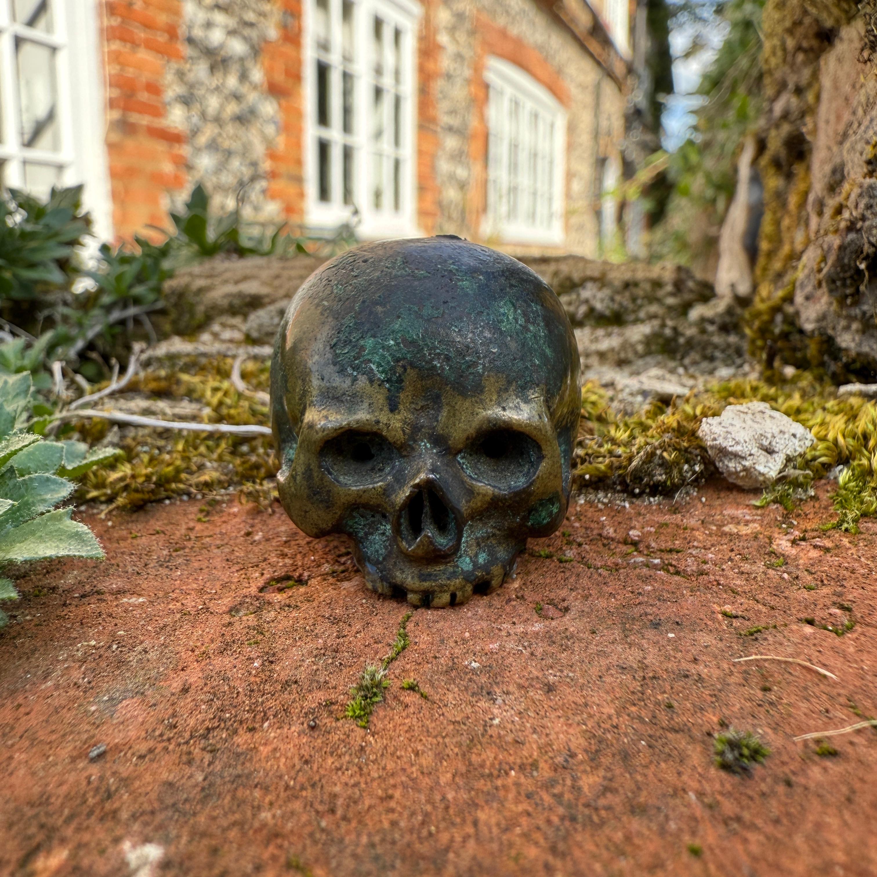 Cranio in bronzo dalla base di un crocifisso.

Francese o tedesco, XVII secolo.

Misure
3.3 × 3.1 × 2.8 cm

Questo piccolo bronzo, fuso a forma di teschio umano, sarebbe servito in origine come rifinitura simbolica alla base di un crocifisso,