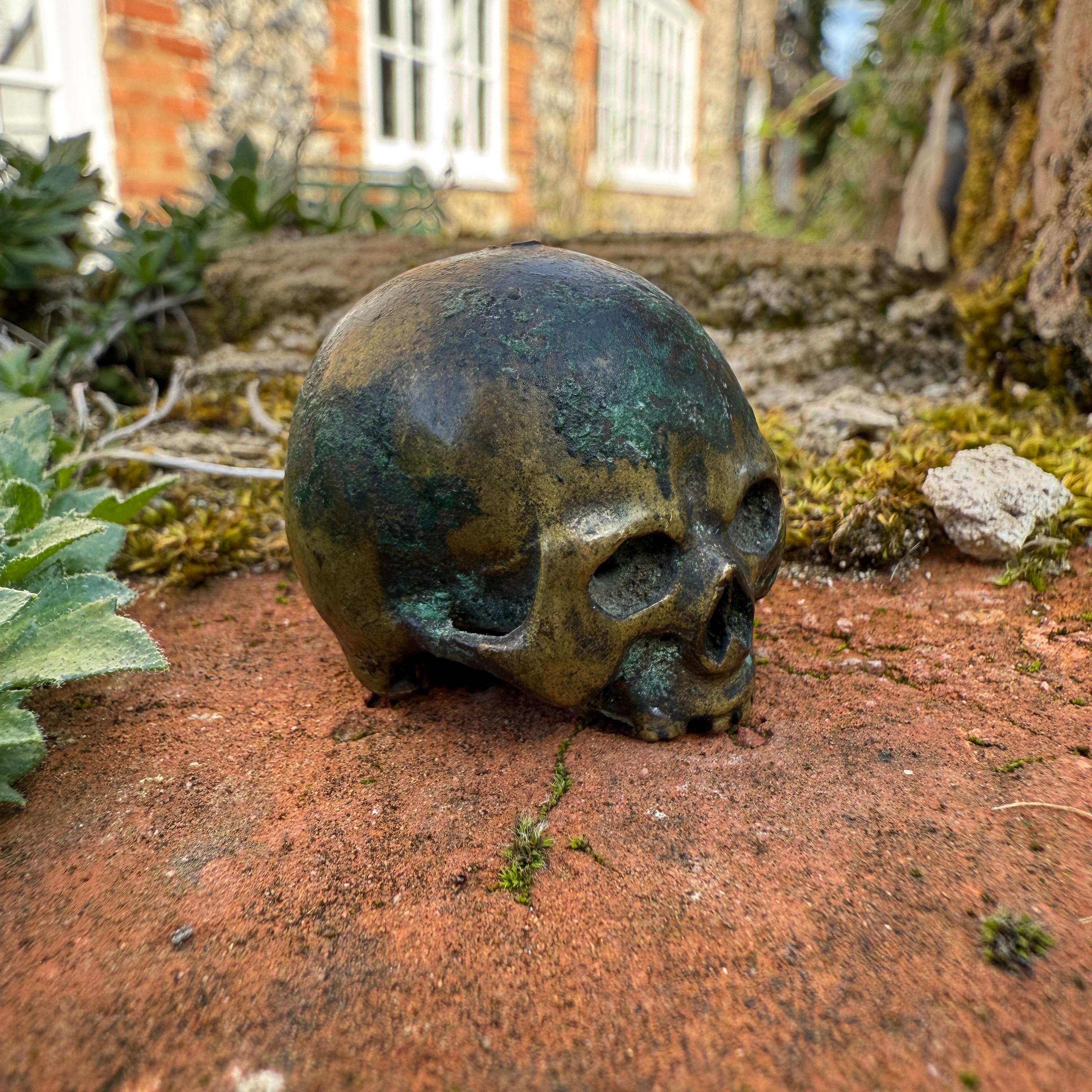 Cranio in bronzo dalla base di un crocifisso. Francese o tedesco, XVII secolo. In condizioni discrete in vendita a London, GB