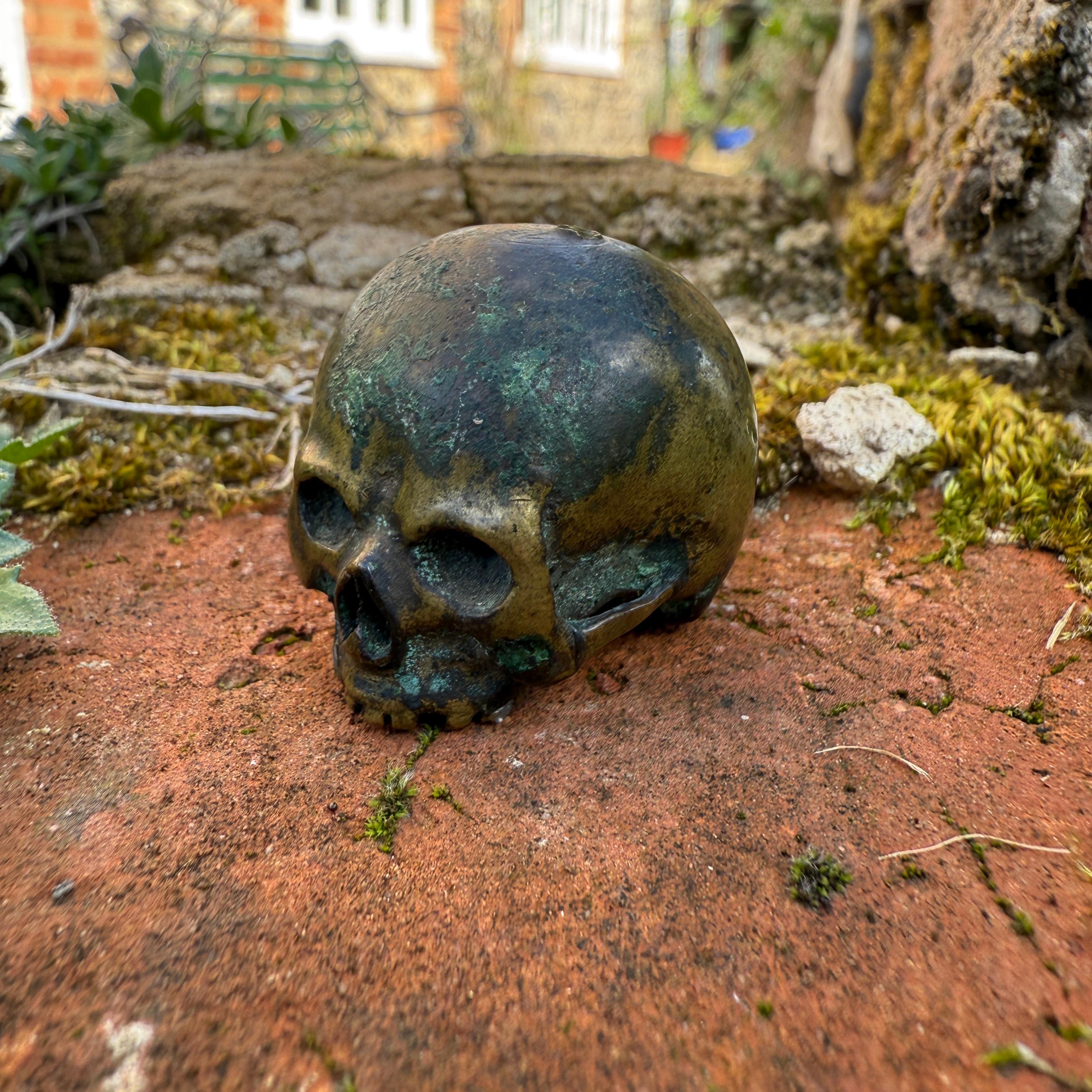 da uomo o donna Cranio in bronzo dalla base di un crocifisso. Francese o tedesco, XVII secolo. in vendita