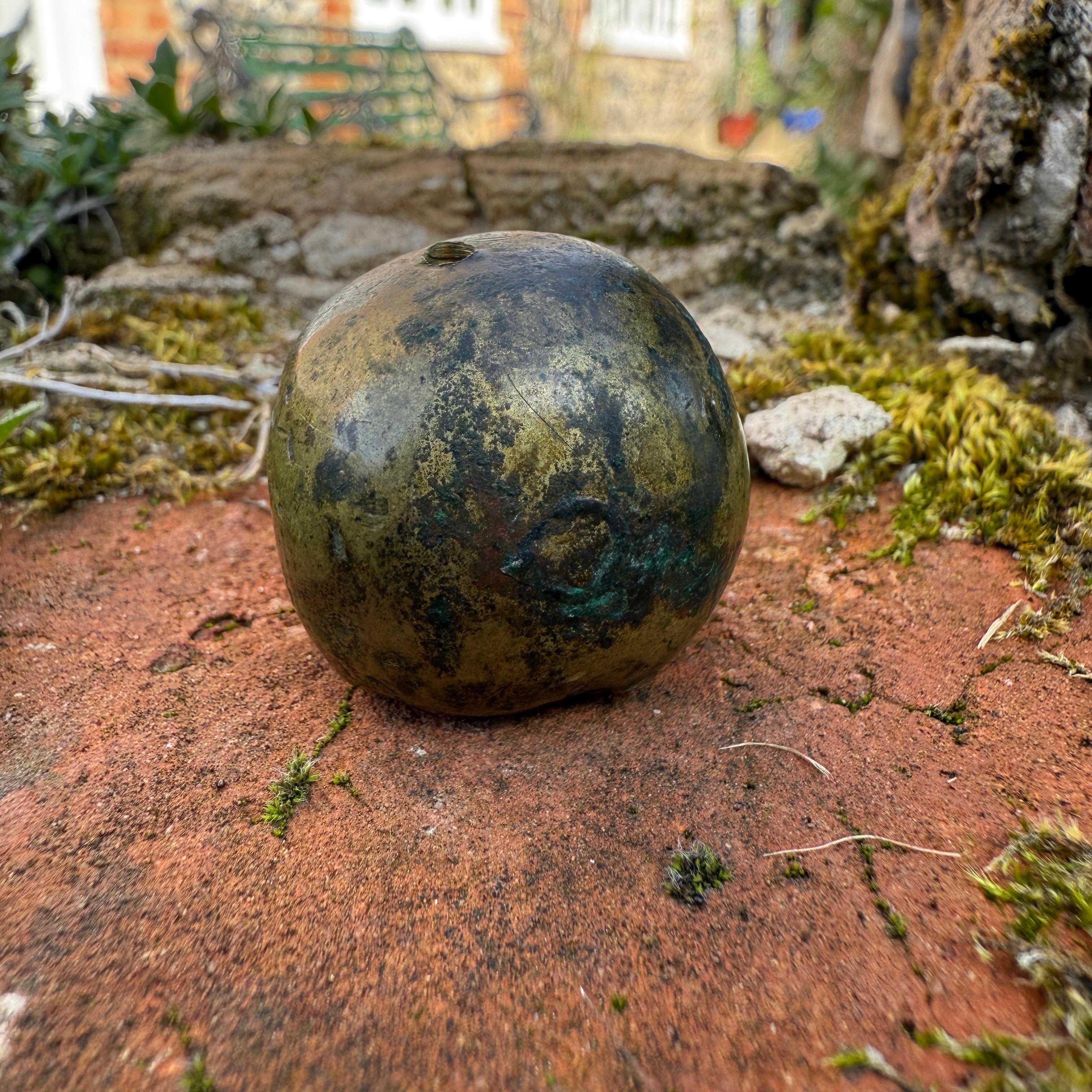 Cranio in bronzo dalla base di un crocifisso. Francese o tedesco, XVII secolo. in vendita 1