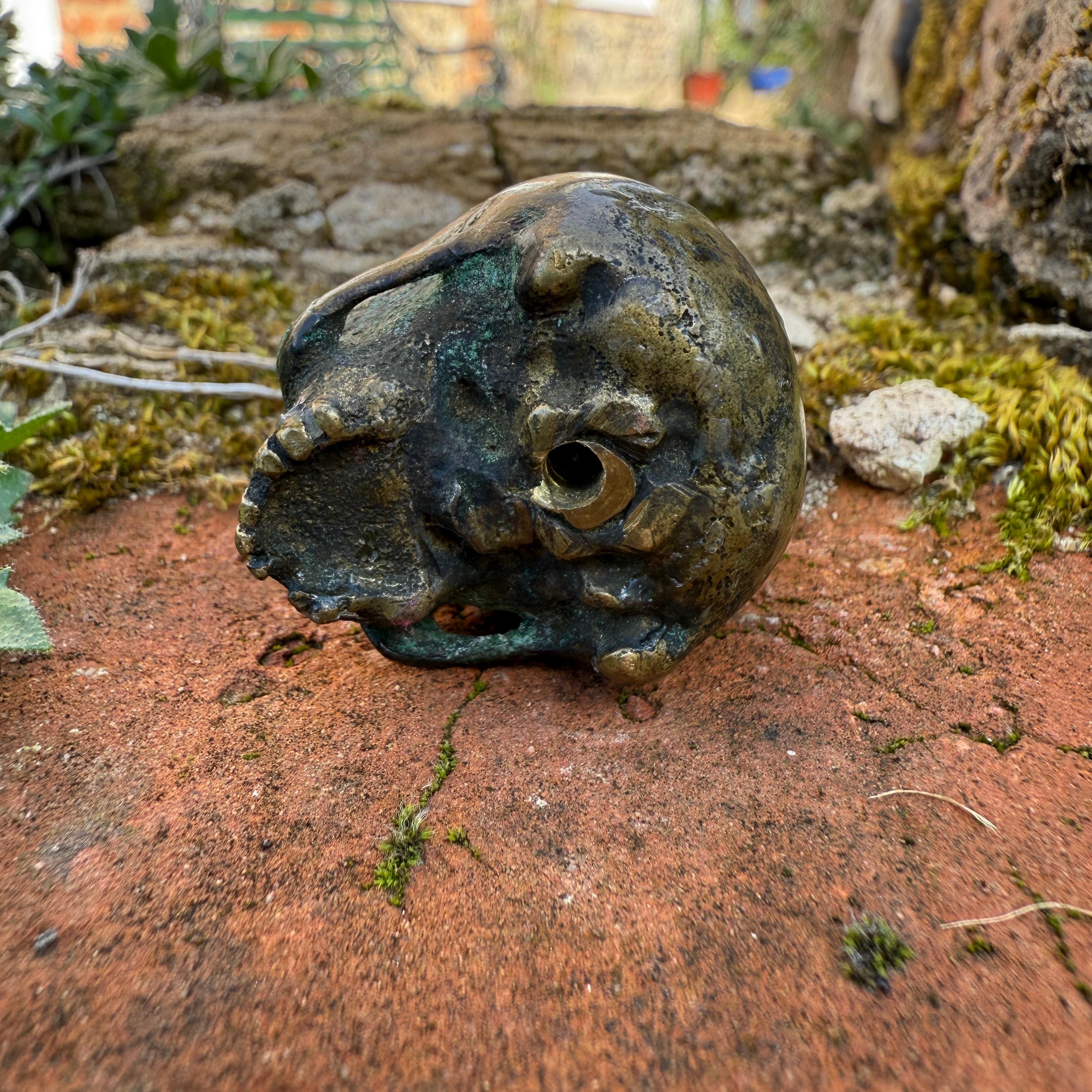 Cranio in bronzo dalla base di un crocifisso. Francese o tedesco, XVII secolo. in vendita 2