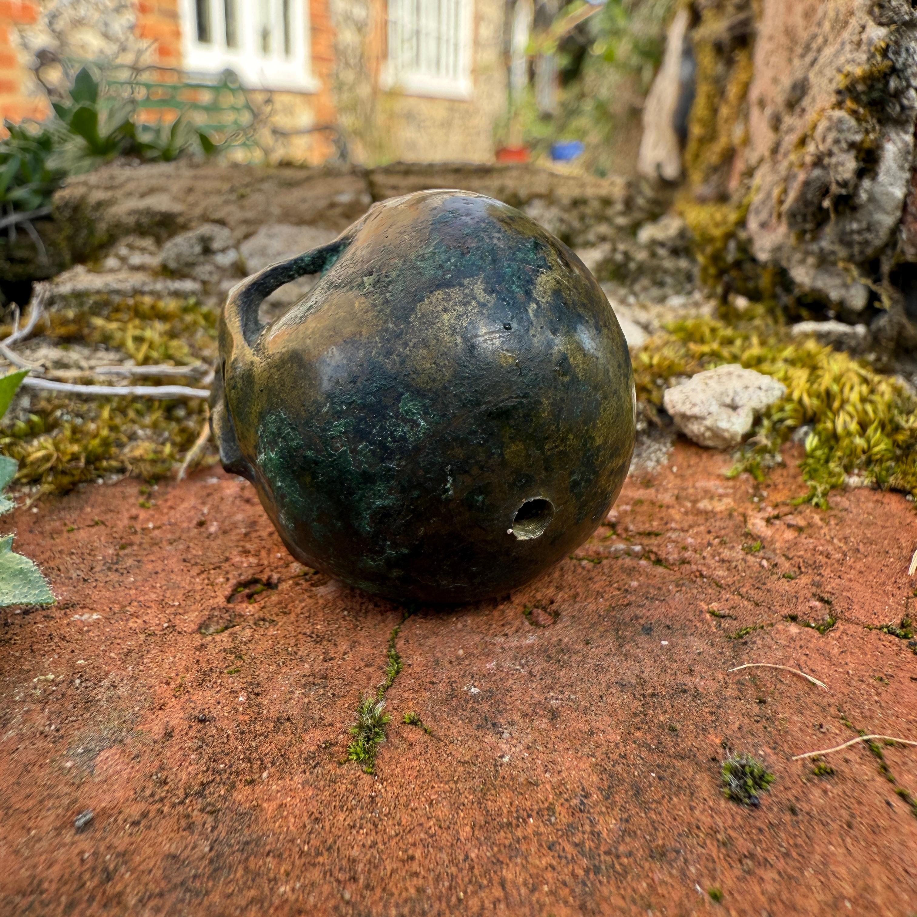 Cranio in bronzo dalla base di un crocifisso. Francese o tedesco, XVII secolo. in vendita 3