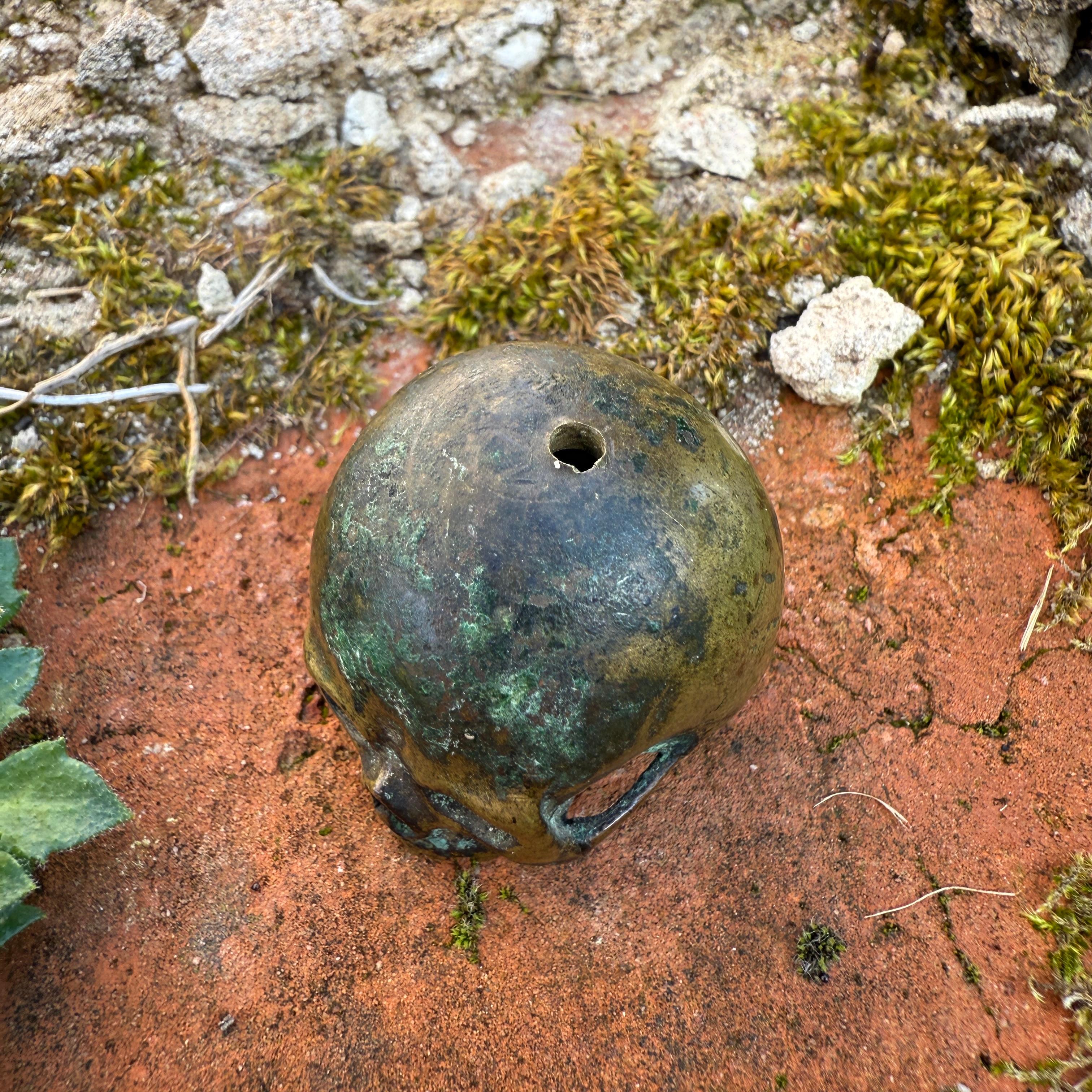 Cranio in bronzo dalla base di un crocifisso. Francese o tedesco, XVII secolo. in vendita 4