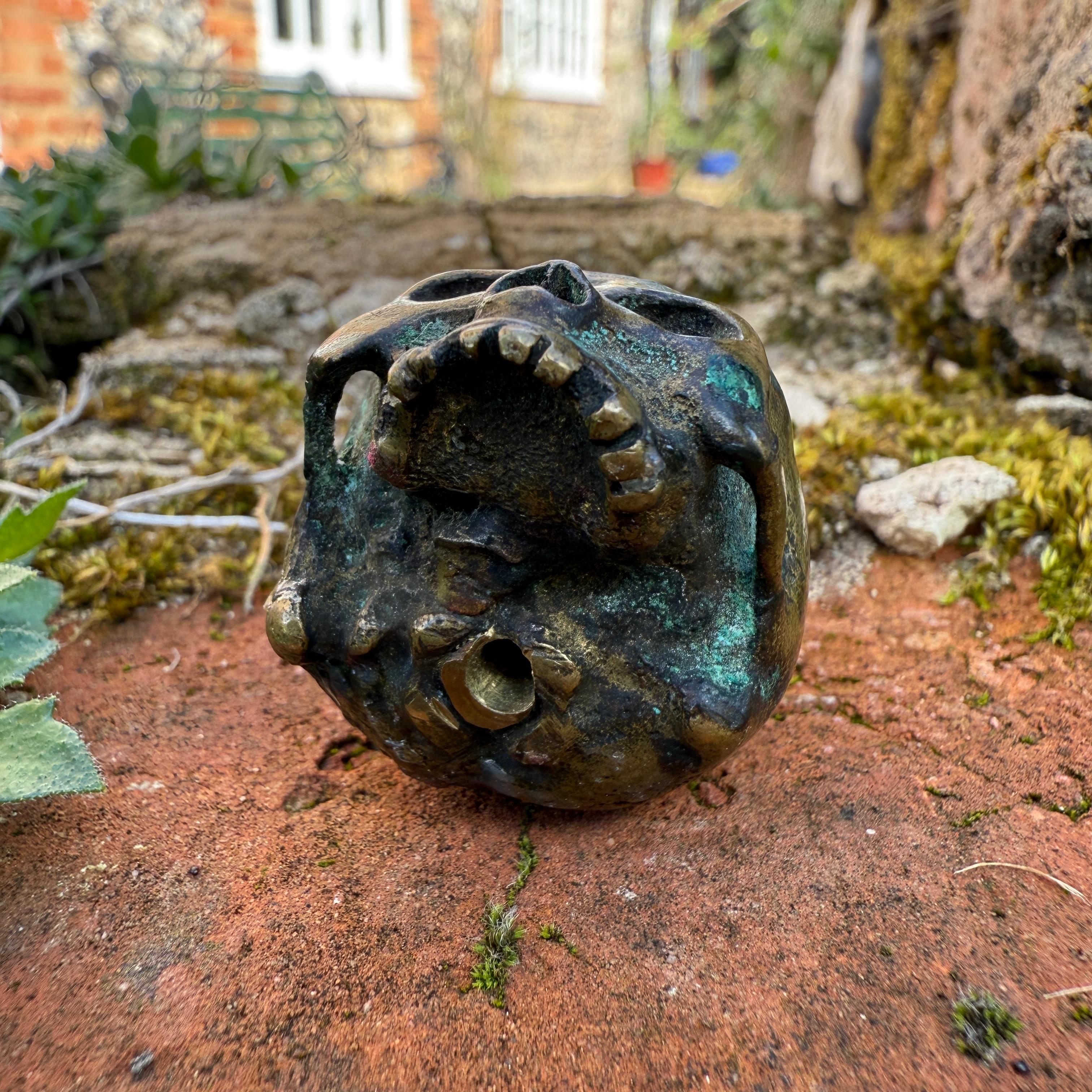Cranio in bronzo dalla base di un crocifisso. Francese o tedesco, XVII secolo. in vendita 5