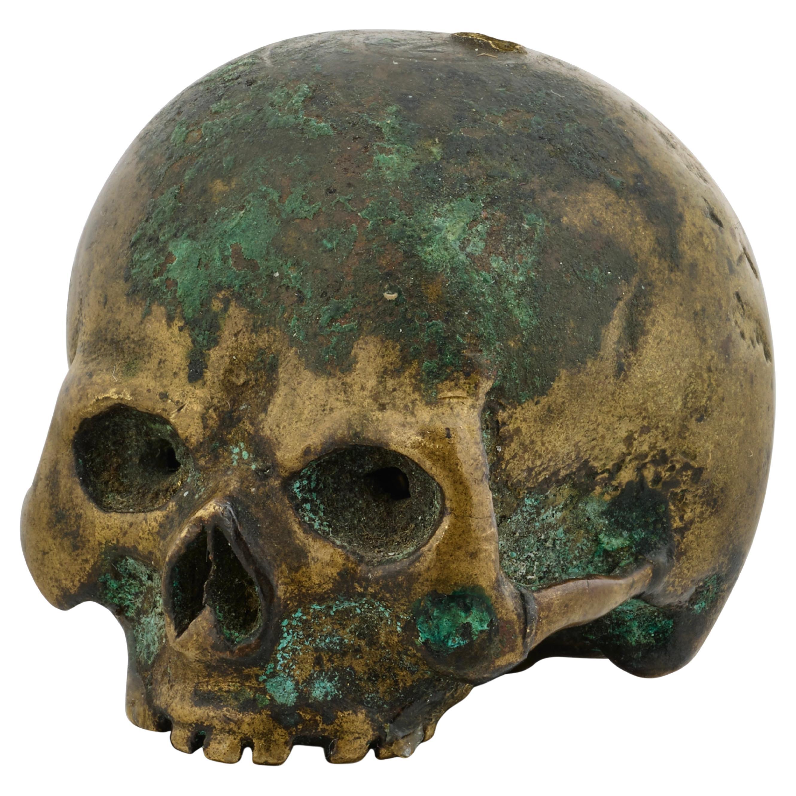 Cranio in bronzo dalla base di un crocifisso. Francese o tedesco, XVII secolo. in vendita